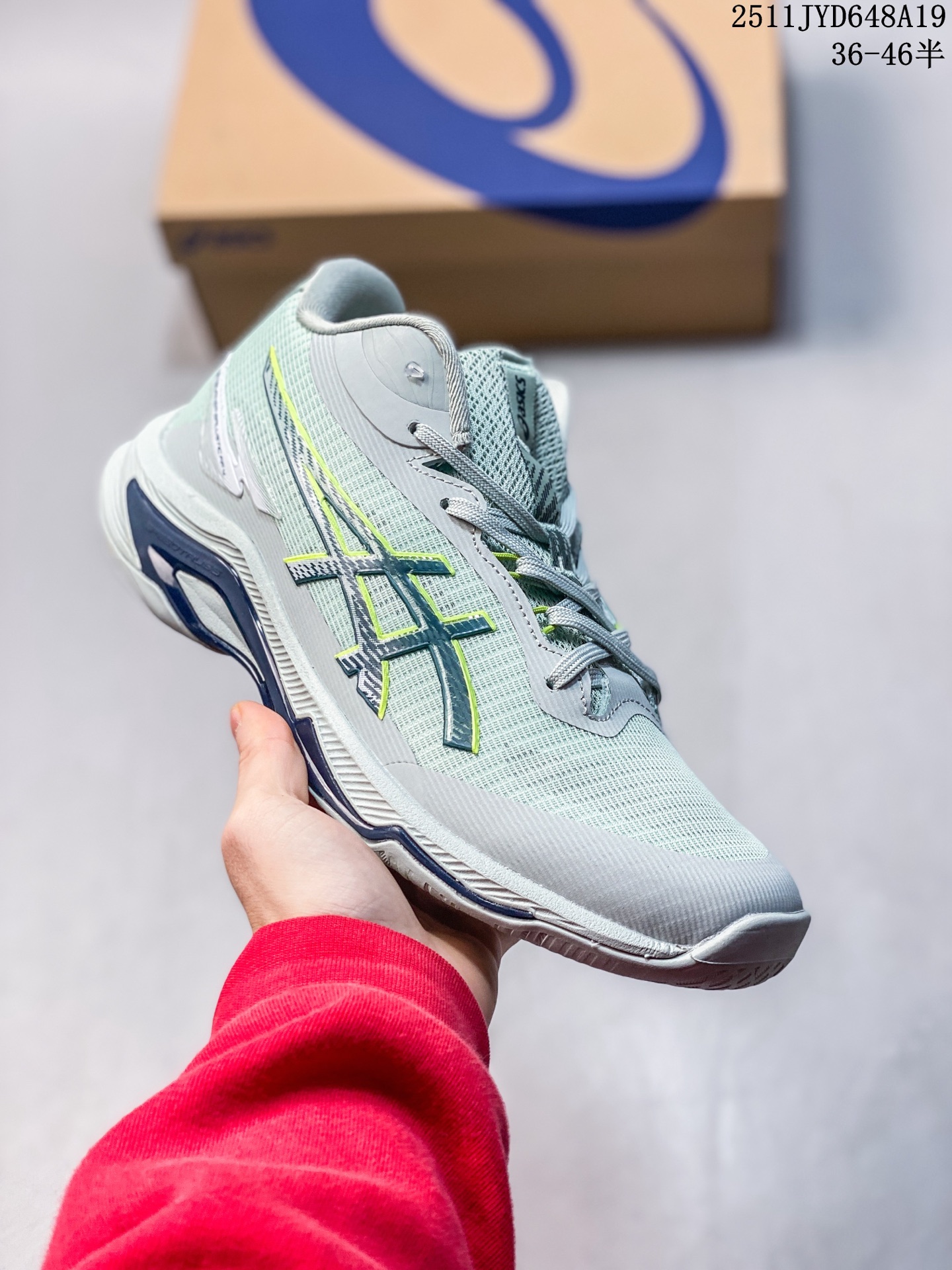 💰170
亚瑟士（asics）NETBURNER BALLISTIC FF 4 舒适百搭简约时尚 低帮 训练鞋 男女款运动跑步鞋。亚瑟士 ASICS GEL-NETBURNER BALLISTIC FF 4 是专为排球运动设计的专业鞋款，2025年8月推出的升级版在性能和舒适性方面均有显著提升。 ‌核心升级亮点了‌包裹性与透气性‌：采用无缝柔韧网布鞋面，贴合度提升30%，同时通过动态束带设计实现足弓横向偏移量仅1.8mm，保持运动稳定性。 ‌推进力与抓地力‌：鞋底纹路结合Precision Sole与X-Guidance设计，多方向抓地力提升25%，尤其在转折和加速场景中表现更优。 ‌‌中底技术‌：FlyteFoam材质实现落地回弹率提升18%，配合SpeedTruss结构增强横向移动稳定性，适合快速移动场景。 ‌适用场景点适合追求快速移动、多方向切换的排球运动员，尤其推荐给需要横向移动稳定性支撑的球员。 1051A088 001

码数：36 37 37.5 38 39 39.5 40.5 41.5 42 42.5 43.5 44 44.5 45 46
11JYD648A19