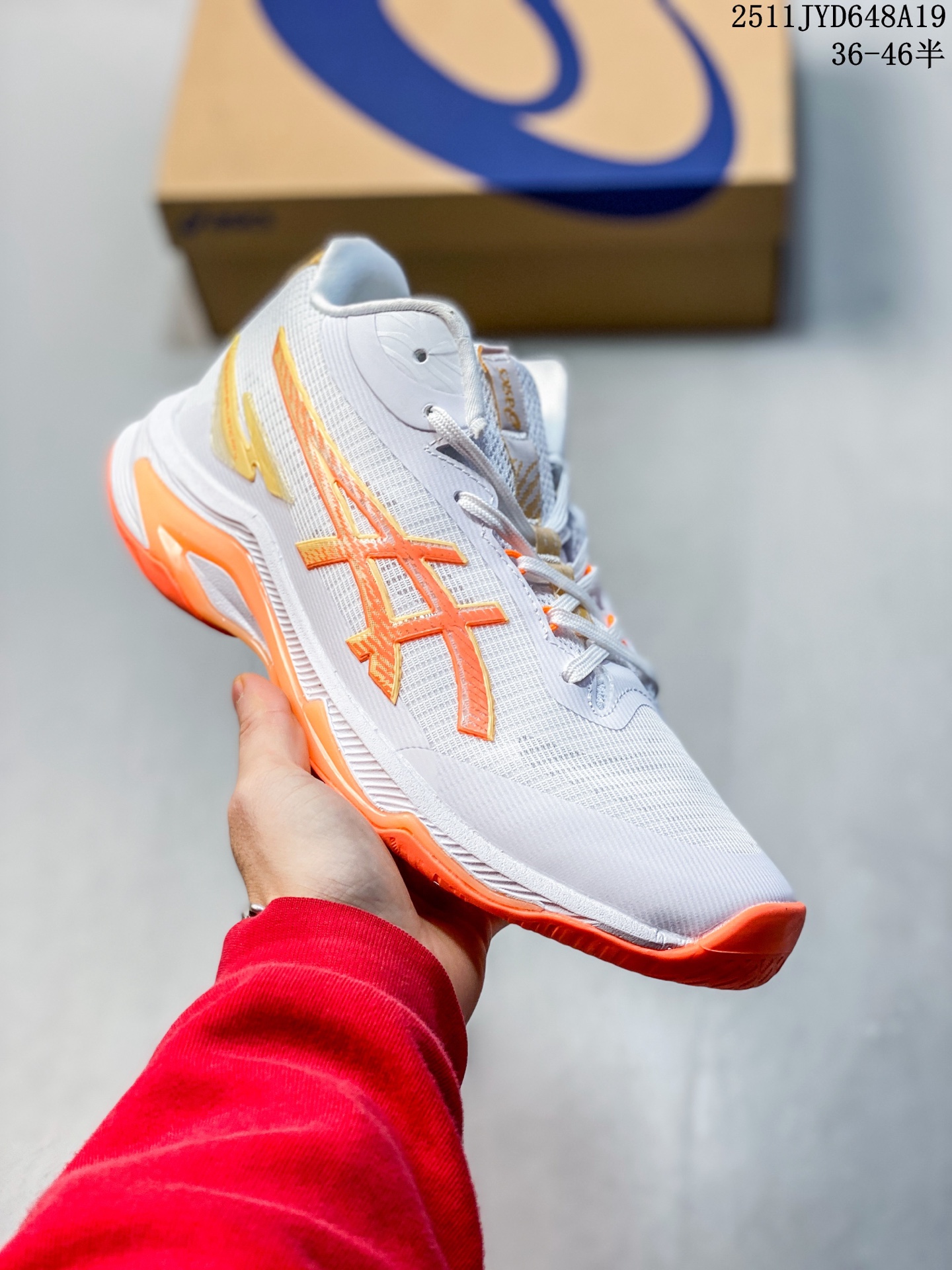 💰170
亚瑟士（asics）NETBURNER BALLISTIC FF 4 舒适百搭简约时尚 低帮 训练鞋 男女款运动跑步鞋。亚瑟士 ASICS GEL-NETBURNER BALLISTIC FF 4 是专为排球运动设计的专业鞋款，2025年8月推出的升级版在性能和舒适性方面均有显著提升。 ‌核心升级亮点了‌包裹性与透气性‌：采用无缝柔韧网布鞋面，贴合度提升30%，同时通过动态束带设计实现足弓横向偏移量仅1.8mm，保持运动稳定性。 ‌推进力与抓地力‌：鞋底纹路结合Precision Sole与X-Guidance设计，多方向抓地力提升25%，尤其在转折和加速场景中表现更优。 ‌‌中底技术‌：FlyteFoam材质实现落地回弹率提升18%，配合SpeedTruss结构增强横向移动稳定性，适合快速移动场景。 ‌适用场景点适合追求快速移动、多方向切换的排球运动员，尤其推荐给需要横向移动稳定性支撑的球员。 1051A088 001

码数：36 37 37.5 38 39 39.5 40.5 41.5 42 42.5 43.5 44 44.5 45 46
11JYD648A19
