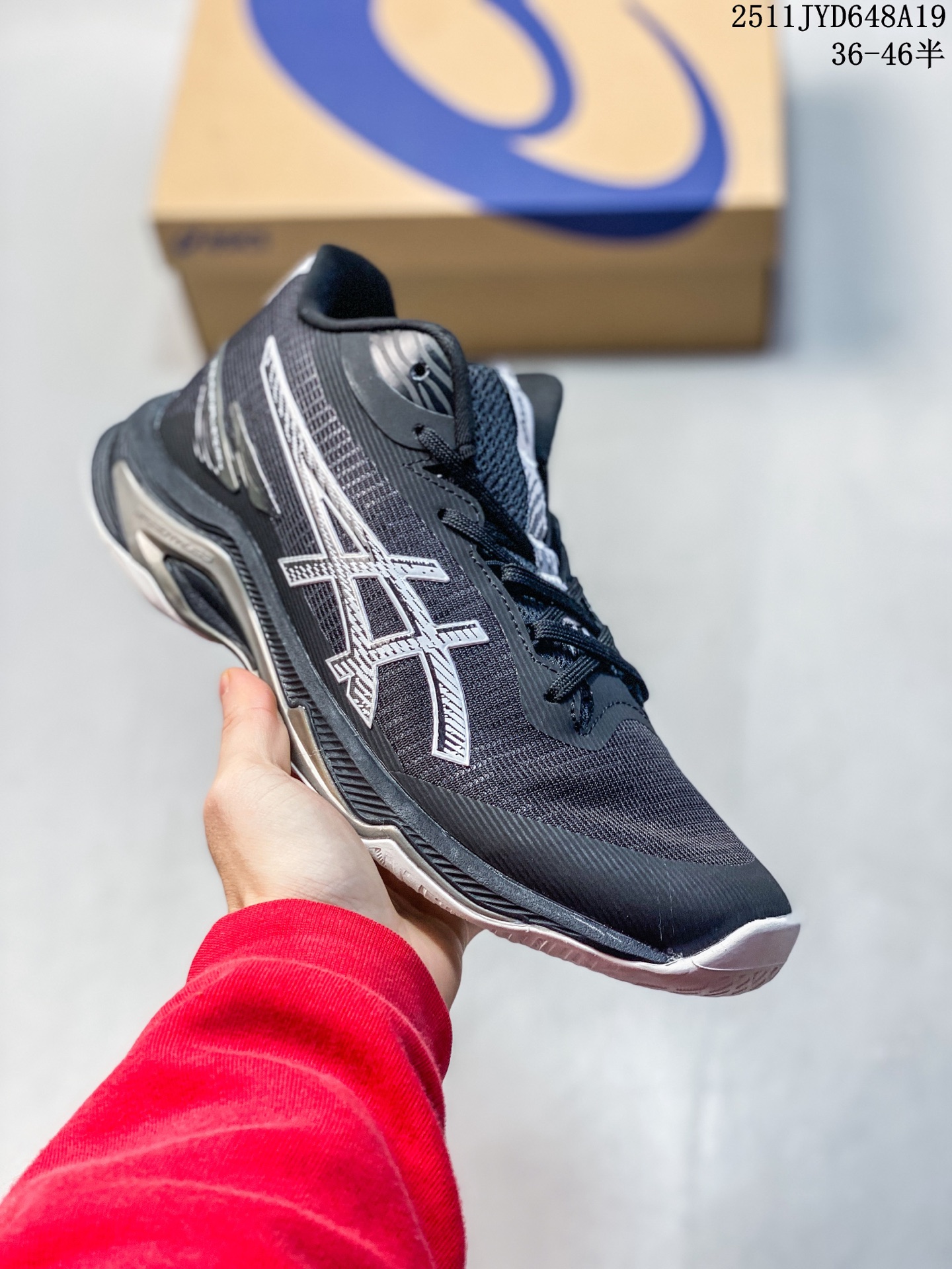 🈴️💰170
亚瑟士（asics）NETBURNER BALLISTIC FF 4 舒适百搭简约时尚 低帮 训练鞋 男女款运动跑步鞋。亚瑟士 ASICS GEL-NETBURNER BALLISTIC FF 4 是专为排球运动设计的专业鞋款，2025年8月推出的升级版在性能和舒适性方面均有显著提升。 ‌核心升级亮点了‌包裹性与透气性‌：采用无缝柔韧网布鞋面，贴合度提升30%，同时通过动态束带设计实现足弓横向偏移量仅1.8mm，保持运动稳定性。 ‌推进力与抓地力‌：鞋底纹路结合Precision Sole与X-Guidance设计，多方向抓地力提升25%，尤其在转折和加速场景中表现更优。 ‌‌中底技术‌：FlyteFoam材质实现落地回弹率提升18%，配合SpeedTruss结构增强横向移动稳定性，适合快速移动场景。 ‌适用场景点适合追求快速移动、多方向切换的排球运动员，尤其推荐给需要横向移动稳定性支撑的球员。 1051A088 001

码数：36 37 37.5 38 39 39.5 40.5 41.5 42 42.5 43.5 44 44.5 45 46
11JYD648A19