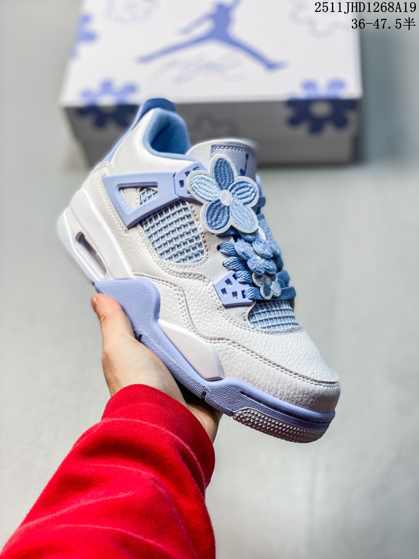 💰150
乔丹 Air Jordan 4 “Forget Me Not” WMNS 节日限定
配色灵感源自母亲节常见花卉「勿忘我(Forget Me Not)」,以此来传递对母亲的深厚感激之情。鞋身采用白色打底,勿忘我花卉的蓝紫色调注入细节,最吸引人的还是鞋面特别增加的刺绣花卉装饰,进一步烘托主题据说这次还将有全新的包装封绘亮相,以契合母亲节这一温馨时刻 货号:HV0823 100
码数:36 36.5 37.5 38 38.5 39 40 40.5 41 42 42.5 43 44 44.5 45 46 47.5
11JHD1268A19