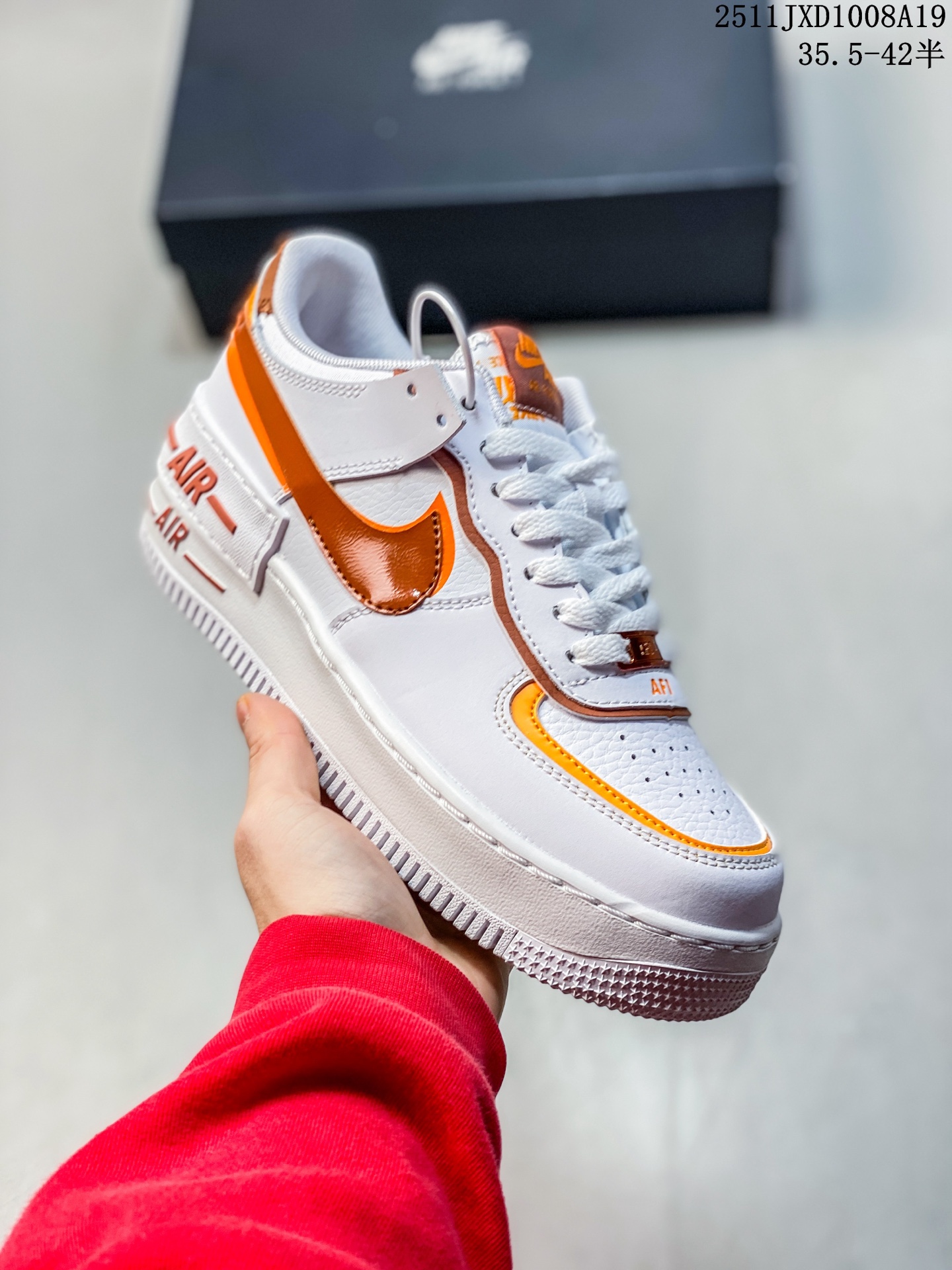 💰160
NIKE 耐克低帮板鞋 空军一号 AF1马卡
龙af1厚底增高百搭运动板鞋 Nike Air
Force 1“Shadow”造型设计上与
Sacai x Nike 系列颇为相似、带有浓厚解构风格,侧身 Swoosh 采用叠加的形式呈现,同时后跟也将标志性“AIR”字样叠加,整体表现极为个性。
11JXD1008A19