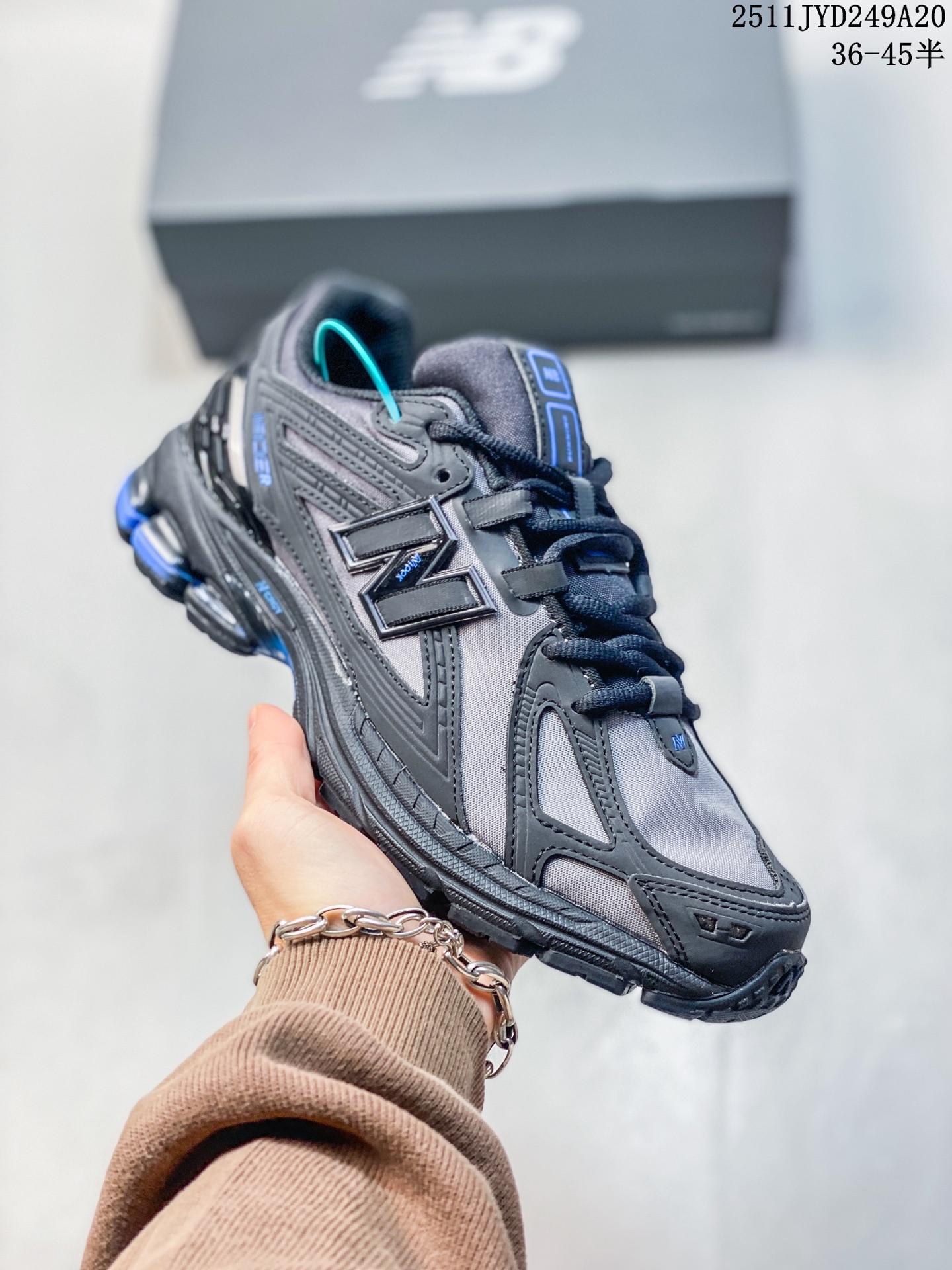 💰170
【公司级真标】新百伦 New Balance M1906系列 复古单品宝藏款。作为NB最经典的档案鞋型之一,与2002一样,1906有着NB最成熟的技术加持和复古款式,而本次推出的版本参照2002r的定位,相信会在性端做出权衡。单从造型上来看,依旧是vibe风格,味道很正,细节也很酷,这双1906r无疑必能打入复古爱好者的年度鞋款名录。
11JYD249A20