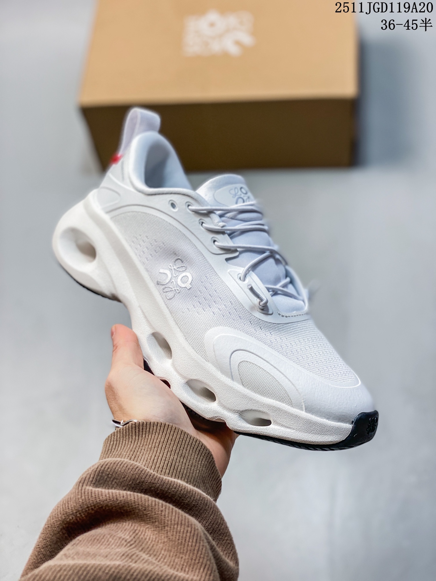 💰140
✅On昂跑 LOEWE 系列低帮轻量舒适多功能休闲运动鞋
采用工程飞织网布组合再生聚酯纤维鞋面材质搭载独家隐藏速度中板 镂空CloudTec科技
泡棉缓震中底 黑科技跑出圈的时尚运动新宠
货号:3MF30602420
尺码:36 37 38 39 40 41 42 43 44 45 ID:329JHD1114
11JGD119A20