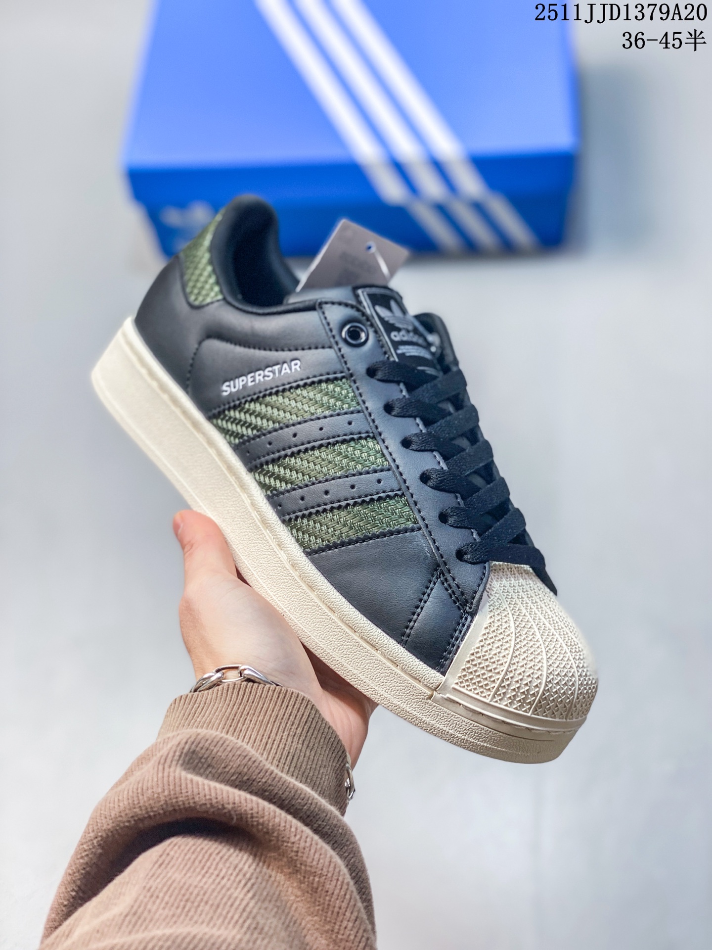 💰130
阿迪达斯 Adidas Originals Superstar II 防滑耐磨轻便透气 低帮贝壳头板鞋
升级版鞋型更贴合脚型,标志性贝壳头+三条杠设计,复古又百搭,从60年代火到现在不是没道理
11JJD1379A20