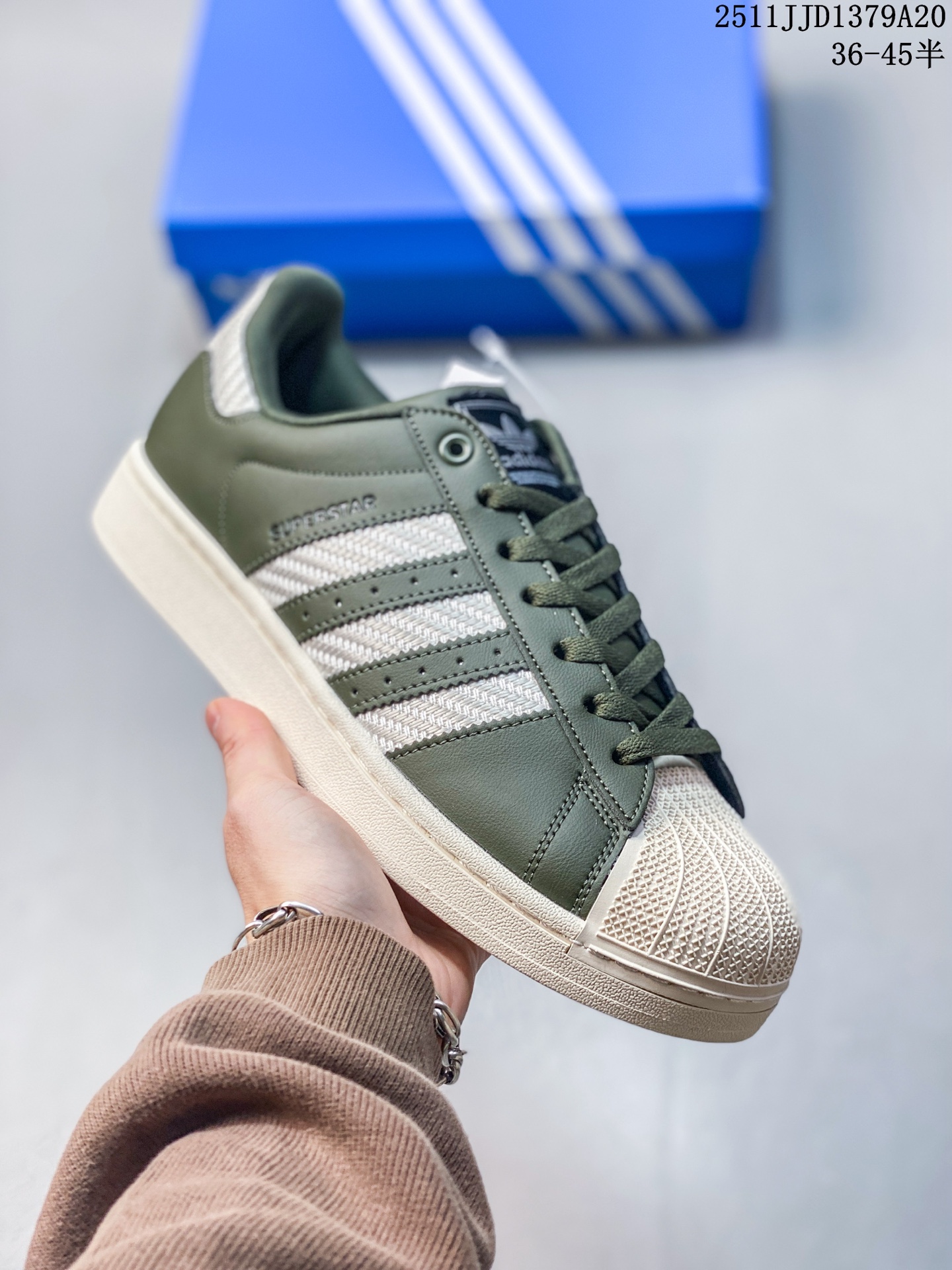 💰130
阿迪达斯 Adidas Originals Superstar II 防滑耐磨轻便透气 低帮贝壳头板鞋
升级版鞋型更贴合脚型,标志性贝壳头+三条杠设计,复古又百搭,从60年代火到现在不是没道理
11JJD1379A20