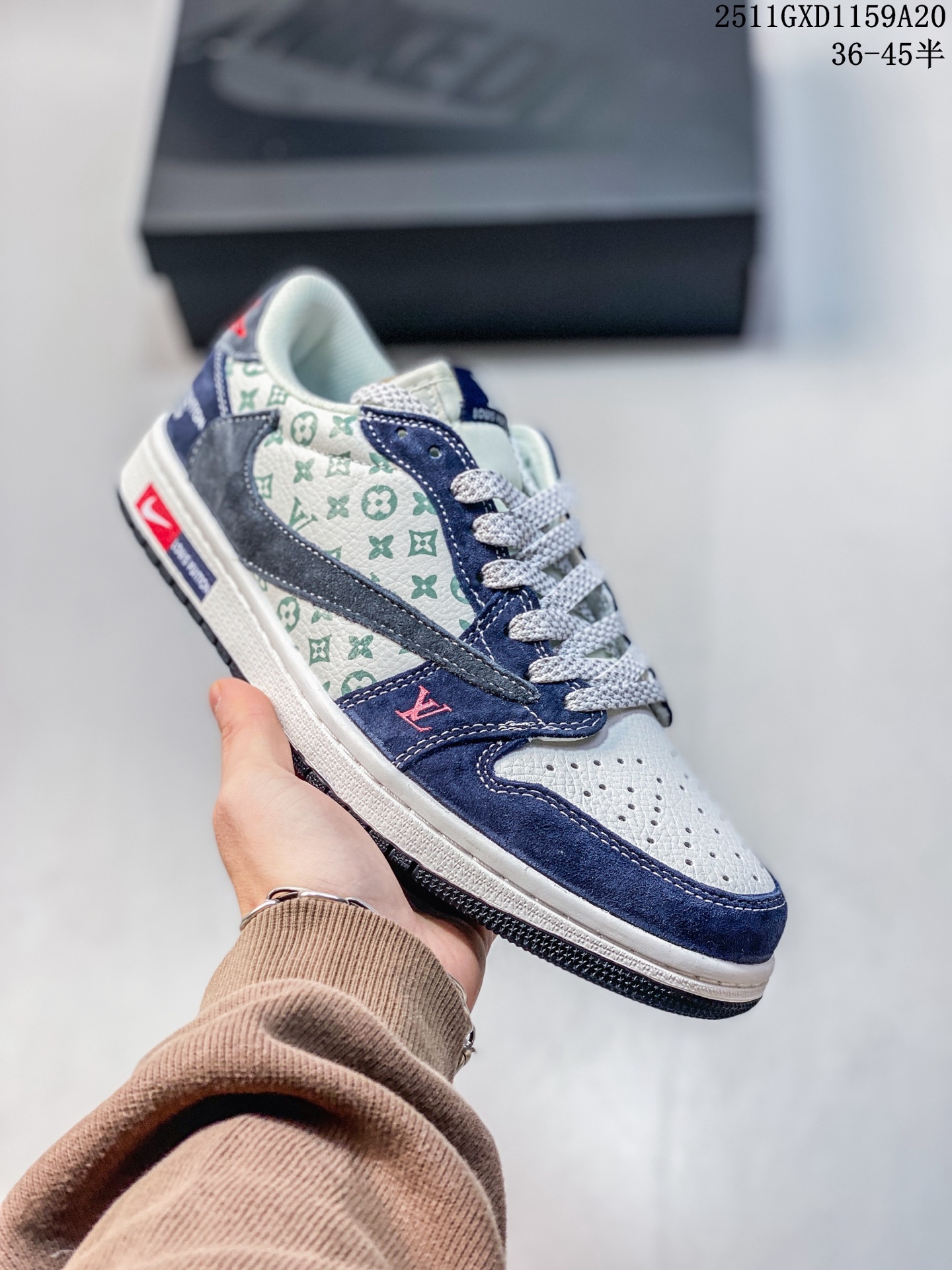 💰260
海外爆款限量发售!Travis Scott x Fragment Design x Jordan Air Jordan 1 Low OG SP “LV联名——灰蓝印花猪八” 多方联名合作融合了Travi翻毛蓝勾s Scott 独特的音乐风格,藤原浩个性的设计风格以及Jordan品牌的经典元素 使其成为一双具有独特身份和价值的鞋子 清新而立体的外观加上联名标识更突出了其独特身份 这种配色方案显示出活力和时尚感 在视觉上引人注目 鞋身的质感和细腻的细节处理使其显得高端而格调十足 这款“倒钩”联名是设计与创意完美结合 融合多方的个性风格是一款备受瞩目的潮流鞋款 低帮休闲板鞋 定制鞋盒 大厂纯原品质出货 超高清洁度 皮料切割干净无任何毛边 细节完美
货号:DZ5899-034
Size:36 36.5 37.5 38 38.5 39 40 40.5 41 42 42.5 43 44 44.5 45
11GXD1159A20