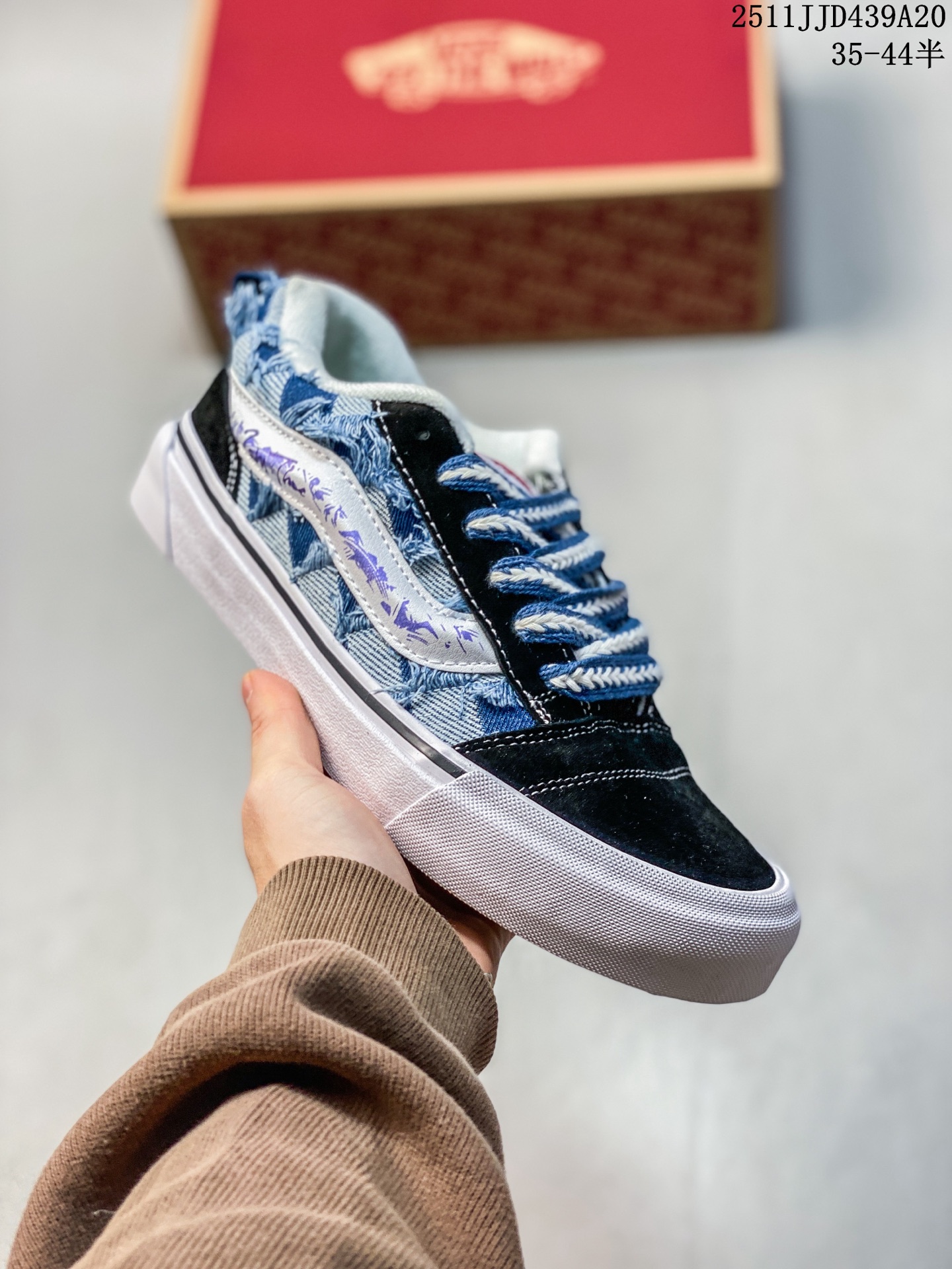 💰130
Vans Knu Skool 万花弄 格韵复古 时尚 潮流  经典  贴布 个性 百搭 耐磨 低帮 板鞋 男女同款 
货号:黑白流苏定制款
尺码：35 36  36.5 37 38 38.5 39 40 40.5 41 42 42.5 43 44
11JJD439A20