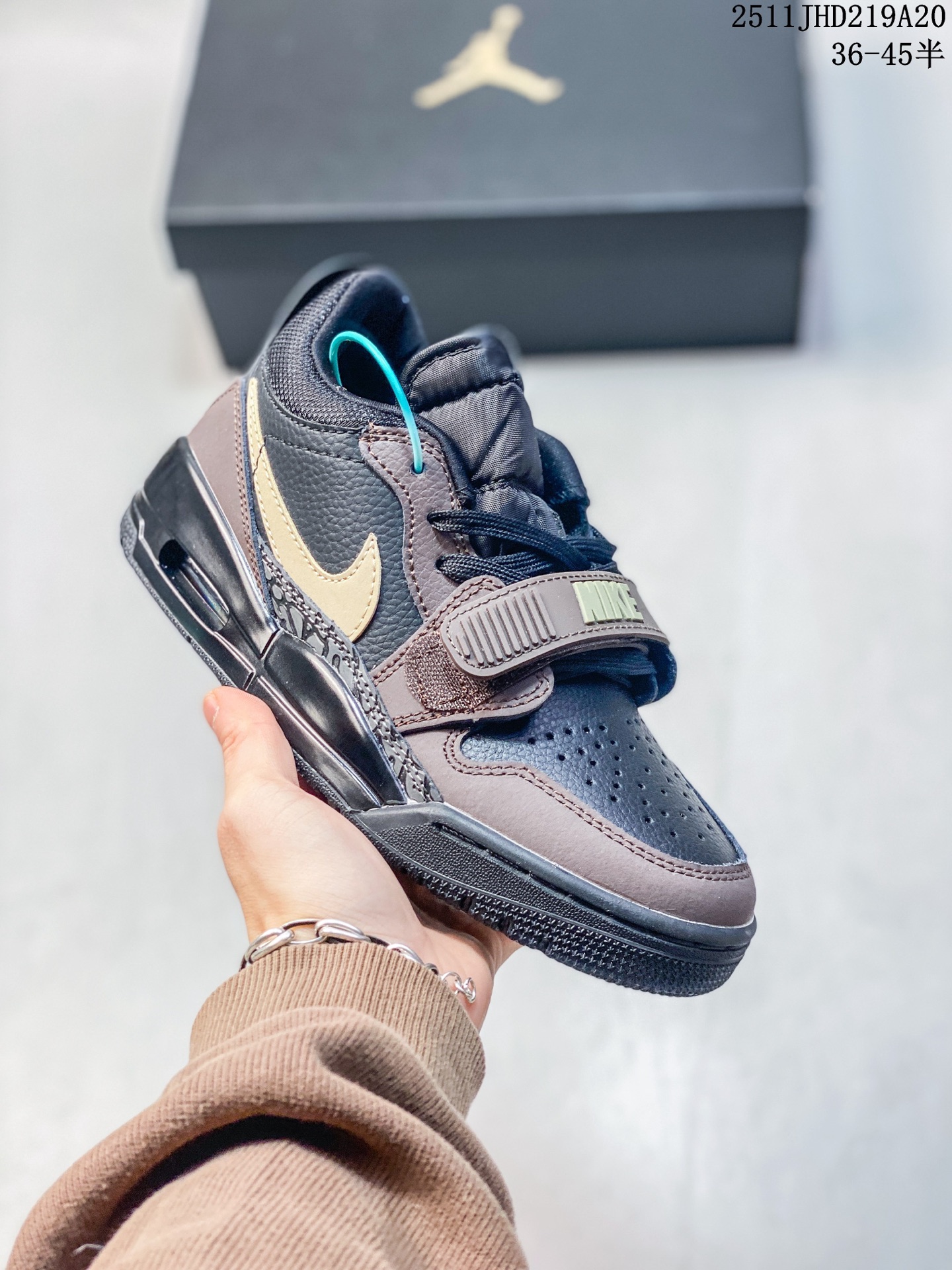 💰150
【公司级】耐克 AJ 乔丹 Air Jordan Legacy 312 低帮运动鞋 AJ312 乔312百搭篮球鞋  酷炫混搭，谁人不爱？Air Jordan Legacy 312 Low 运动鞋将 AJ1、AJ3 和 Nike Air Alpha Force 的经典设计元素巧妙糅合。采用中足固定带、爆裂纹细节等经典元素，旨在致敬迈克尔·乔丹篮球时代。结合优质皮革鞋面和 Nike Air 缓震配置，开启传奇时代。Wings 标志和整体设计借鉴自 AJ1，爆裂纹旨在向 AJ3 致敬，中足固定带设计汲取自 Nike Air Alpha Force，提供出色支撑力，后跟搭载可视 Nike Air 缓震配置，塑就出众外观。


尺码：36-45含半码
11JHD219A20