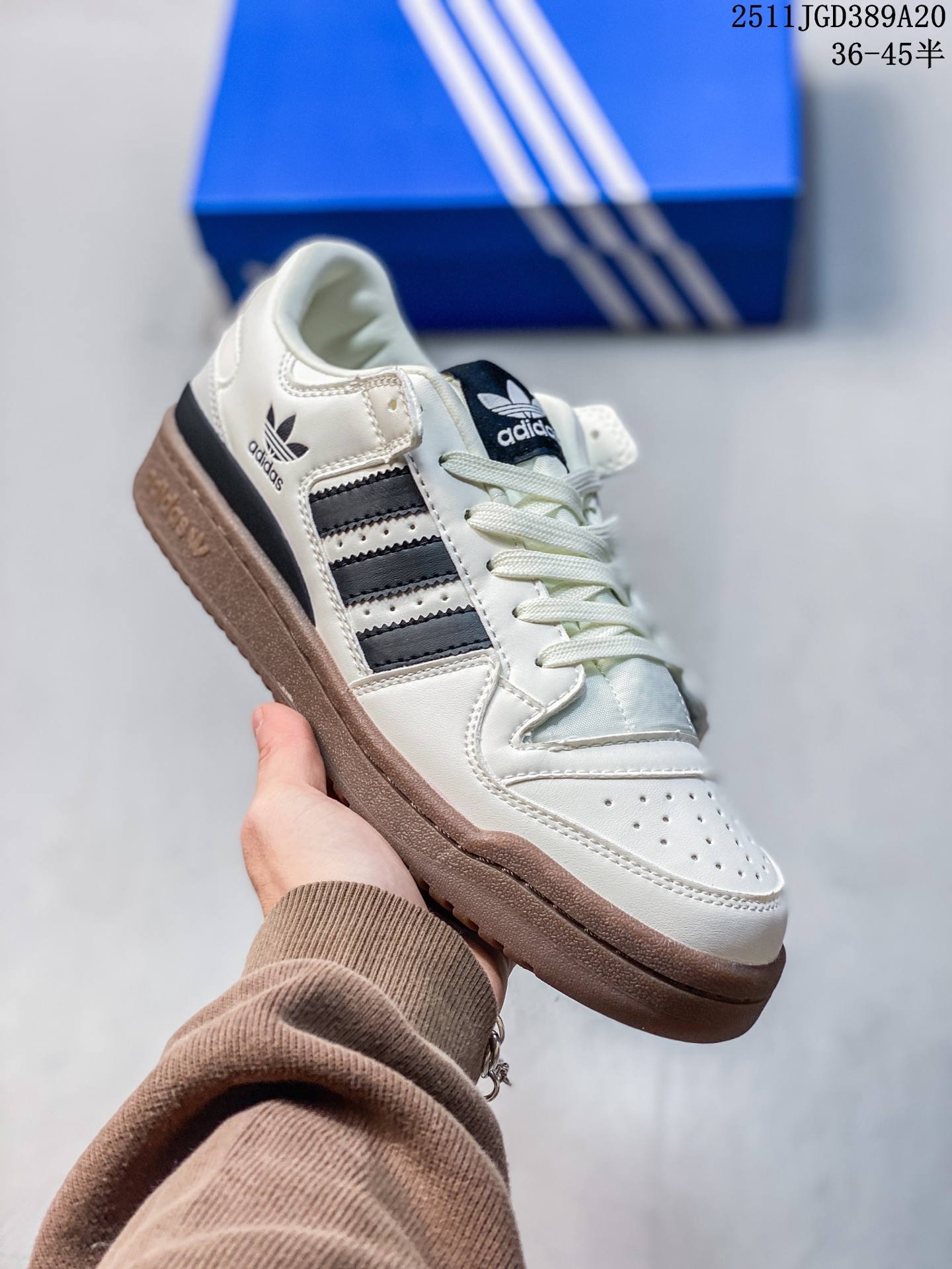 💰140
ADIDAS 阿迪达斯罗马系列 FORUM 84 LOW SHOES 饰有摩登细节的Forum 经典板鞋运动鞋休闲篮球运动鞋。当adidas Forum篮球鞋初次登上球场时,未来的影响力无从知晓,但世人很快便开始领略它的风采。自1984年起,Forum致力于在篮球场外不断改变游戏规则,触及文化疆域的诸多角落。这款adidas Forum 84 Low经典鞋,采用经典低帮设计、撞色设计,致敬经典款式。皮革+织物鞋面,穿着舒适。• 系带设计• 常规版型• 牛皮革鞋面• 合成衬里• 橡胶外底。
11JGD389A20