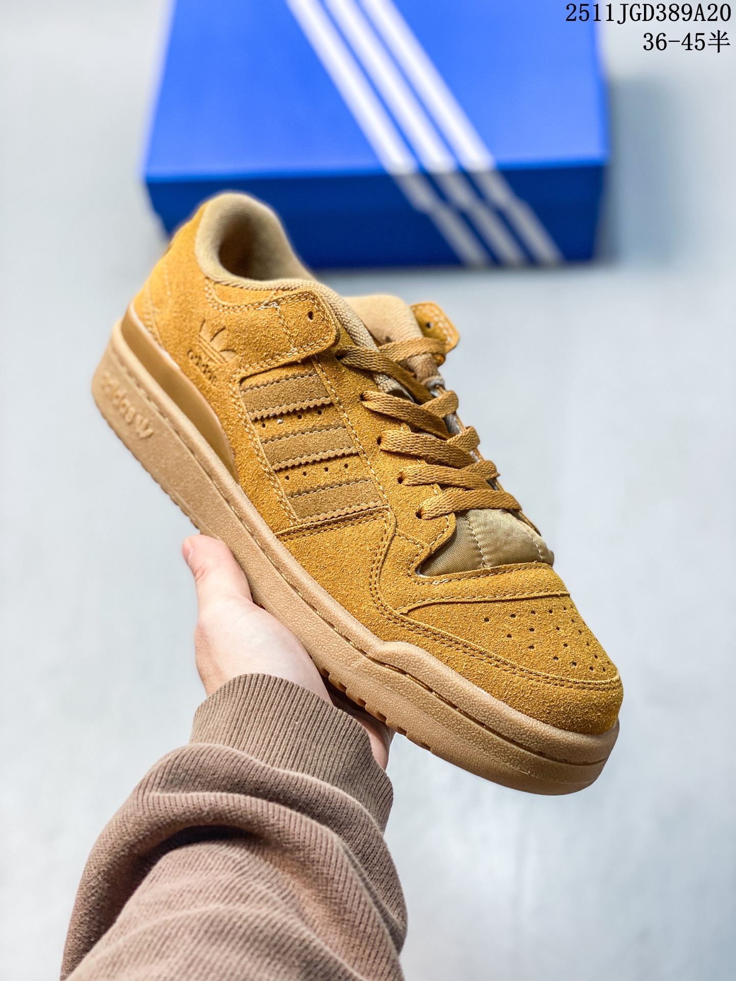 💰140
ADIDAS 阿迪达斯罗马系列 FORUM 84 LOW SHOES 饰有摩登细节的Forum 经典板鞋运动鞋休闲篮球运动鞋。当adidas Forum篮球鞋初次登上球场时,未来的影响力无从知晓,但世人很快便开始领略它的风采。自1984年起,Forum致力于在篮球场外不断改变游戏规则,触及文化疆域的诸多角落。这款adidas Forum 84 Low经典鞋,采用经典低帮设计、撞色设计,致敬经典款式。皮革+织物鞋面,穿着舒适。• 系带设计• 常规版型• 牛皮革鞋面• 合成衬里• 橡胶外底。
11JGD389A20