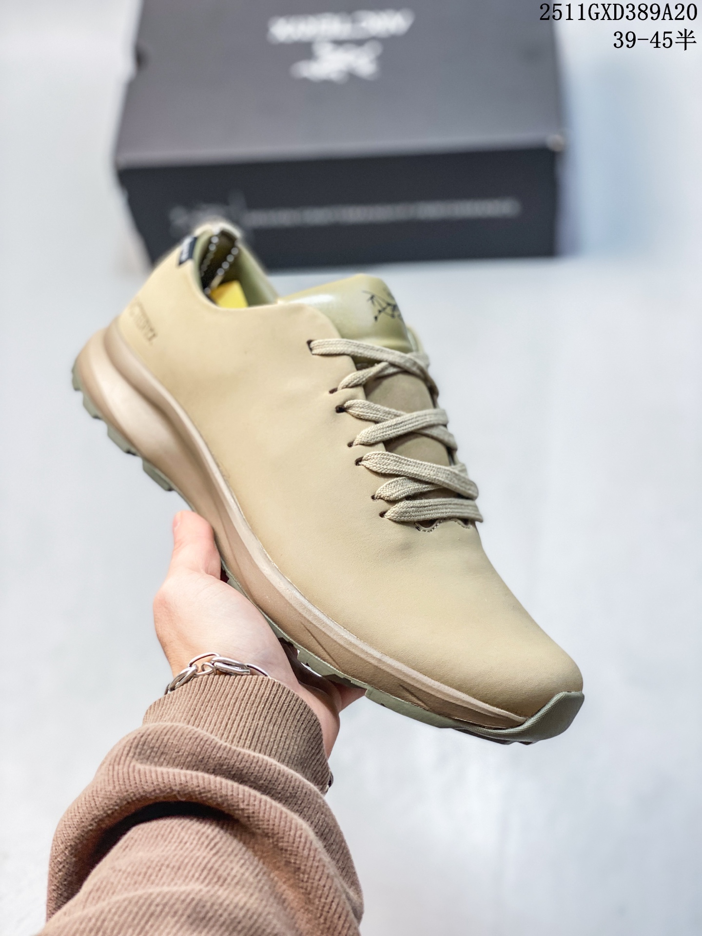 💰260
Arcteryx始祖鸟 Solano 舒适 牛皮 低帮跑步鞋 男款 黑色
升级原楦原纸版开发版型
采用同源一致一体成型热熔鞋面材质
搭载85%压缩EVA缓震中底技术
独立开模vibram黄金耐磨锯齿外底❗️
越野徒步+日常通勤两不误!
尺码:39-45
ARC'TERYX始祖鸟,户外运动产品的天花板品牌,2017年发布第一款越野跑鞋NORVAN VT,始祖鸟的越野跑鞋分为三个系列,分别是:VT(Vertical Terrain垂直地形)、LD(Long Distance长距离)、SL(Super Light超轻),发展到今日已经更新到了第三代产品,而NORVAN的命名源于北温哥华(North Vancouver)代表高性能越野跑系统。在2018年我测评了始祖鸟第一代长距离越野跑鞋NORVAN LD,而这次测评的,正是该系列的第三代产品NORVAN LD 3,它与初代相比可以说是脱胎换骨的改变。在整体外观方面,NORVAN LD 3保持了ARC'TERYX始祖鸟一贯的设计风格,配色一如既往的“素”,使用纯色营造出高级感。鞋面采用单层网孔Cordura®鞋面,与初代的紧密编织鞋面相比透气性能更好,鞋面热压了TPU薄膜支撑鞋面,得益于靠近中底整圈的热压TPU,使NORVAN LD 3的涉水深度更深。NORVAN LD 3帮面一体成型,只在跟杯正中进行缝合,跟杯有硬质港宝,能有效支撑和锁定足跟,足跟外侧印刷了ARC'TERYX始祖鸟LOGO。鞋头多层防踢设计保护脚趾,避免脚趾踢到尖利的岩石导致受伤。
11GXD389A20