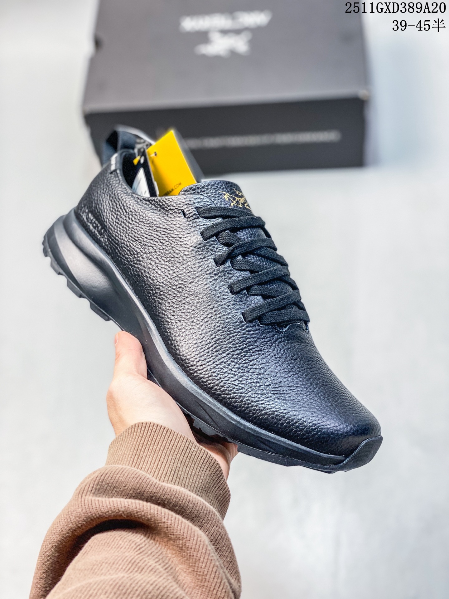 💰260
Arcteryx始祖鸟 Solano 舒适 牛皮 低帮跑步鞋 男款 黑色
升级原楦原纸版开发版型
采用同源一致一体成型热熔鞋面材质
搭载85%压缩EVA缓震中底技术
独立开模vibram黄金耐磨锯齿外底❗️
越野徒步+日常通勤两不误!
尺码:39-45
ARC'TERYX始祖鸟,户外运动产品的天花板品牌,2017年发布第一款越野跑鞋NORVAN VT,始祖鸟的越野跑鞋分为三个系列,分别是:VT(Vertical Terrain垂直地形)、LD(Long Distance长距离)、SL(Super Light超轻),发展到今日已经更新到了第三代产品,而NORVAN的命名源于北温哥华(North Vancouver)代表高性能越野跑系统。在2018年我测评了始祖鸟第一代长距离越野跑鞋NORVAN LD,而这次测评的,正是该系列的第三代产品NORVAN LD 3,它与初代相比可以说是脱胎换骨的改变。在整体外观方面,NORVAN LD 3保持了ARC'TERYX始祖鸟一贯的设计风格,配色一如既往的“素”,使用纯色营造出高级感。鞋面采用单层网孔Cordura®鞋面,与初代的紧密编织鞋面相比透气性能更好,鞋面热压了TPU薄膜支撑鞋面,得益于靠近中底整圈的热压TPU,使NORVAN LD 3的涉水深度更深。NORVAN LD 3帮面一体成型,只在跟杯正中进行缝合,跟杯有硬质港宝,能有效支撑和锁定足跟,足跟外侧印刷了ARC'TERYX始祖鸟LOGO。鞋头多层防踢设计保护脚趾,避免脚趾踢到尖利的岩石导致受伤。
11GXD389A20