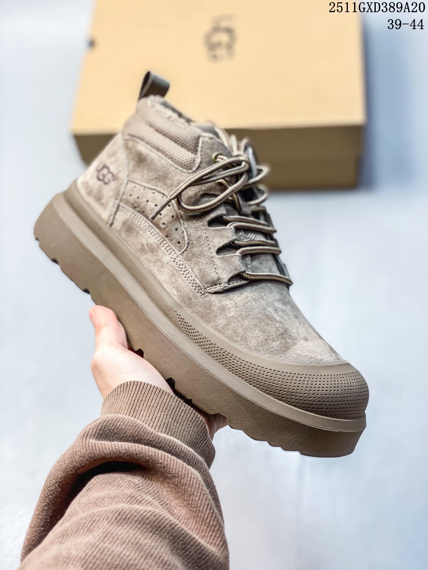 💰260
UGG秋冬新品(毛绒一体内里🔥保暖锁热)秋冬必备 户外中帮男士休闲鞋雪地靴马丁靴系列 广东大厂品质 秋冬新款 时尚潮流搭配 面料釆用意大利进口磨砂牛皮 全鞋真牛皮材料 大底到五金都是代工厂原材料制作 好货不杀猪 首单质量严格把控 全套官网统一包装 今年冬季防寒户外专用产品 日常随意搭配 型男必备‼美国轻奢品牌【UGG】Tasman Weather Hybrid 塔斯曼混合系列轻量休闲鞋尺码:39-44
11GXD389A20