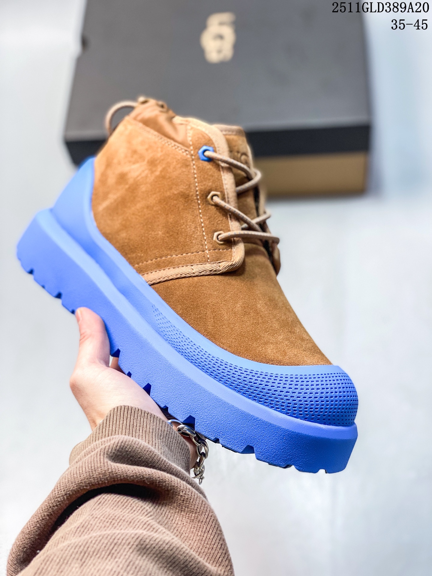 🈴️💰300
市面顶级版本
UGG 塔斯曼中筒 王一博同款 4cm厚底 长筒 小红书爆款
广州外贸大厂生产 鞋头到鞋垫真羊皮毛一体 独立外盒包装 芯片 带防水工艺 区别市面任何版本
4cm厚底 独立原版开发大底 羊绒鞋垫 冬季保暖外出 家居都是很适合的选择 进年uug推出款式系列 局部偏向年轻消费者喜好 也走到时尚潮流穿搭的前沿 鞋身材质 防泼水涂层翻毛皮鞋面 17毫米UGGPURE™植入式羊毛内底 轻便防滑舒适橡胶外底 带有品牌LOGO商标 带全套包装
尺码: 35 36 37 38 39 40 41 42 43 44 45
11GLD389A20