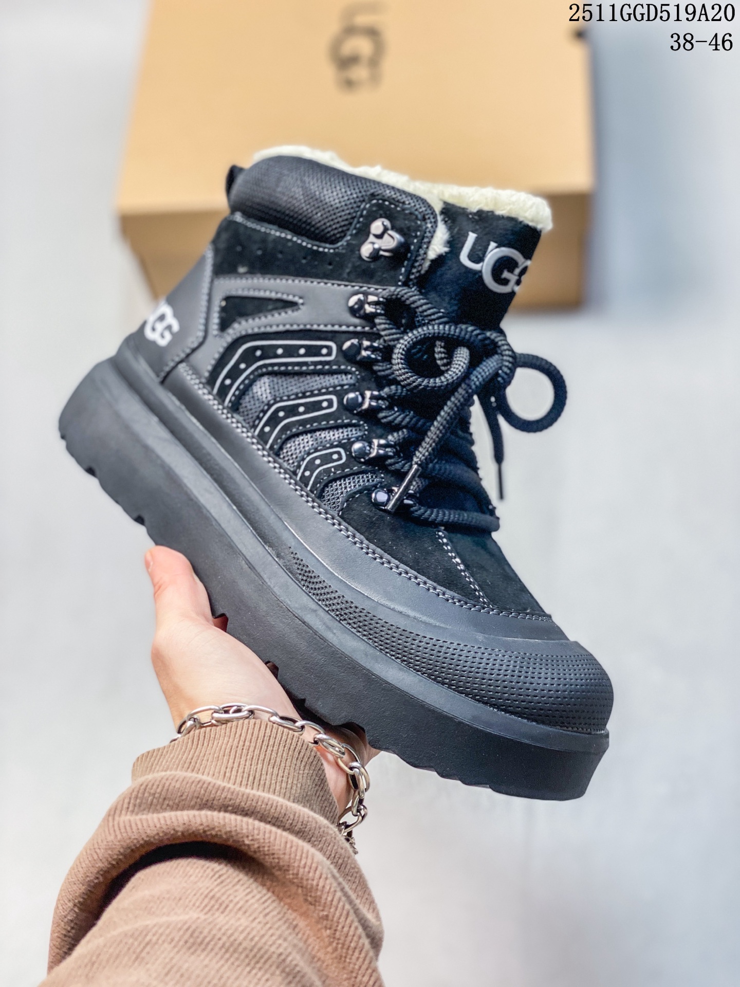 💰240
UGG/雪地靴 UGG Heritage Utility Sneaker 传统实用运动鞋 UGG元素与经典运动鞋的氛围相结合，融合了传统与创新。鞋面采用全粒皮革和麂皮完成。采用来自甘蔗的EVA材质制作的鞋底，拥有发挥出色的抓地力 
11GGD519A20