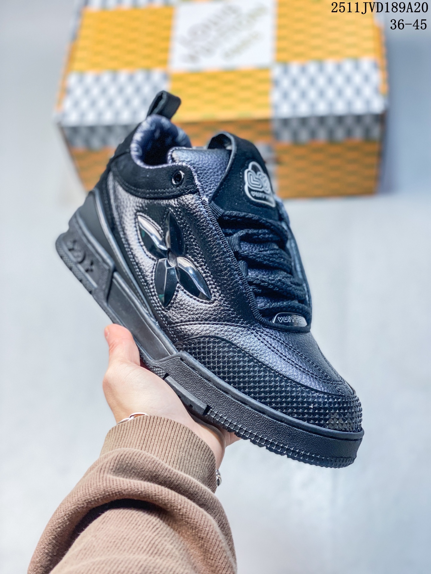 💰190
Louis Vuitton/路易威登 原装一致TPR光泽组合鞋底,耐弯折滴塑支持片,鞋垫嵌入超软脚感乳胶材质❗驴的篮球鞋,Virgil Abloh亲自操刀设计❗全新LV路易威登Louis vuitton Trainer Sneaker Low"Transparent"休闲运动文化百搭篮球板鞋
类型:男女鞋
码数:36 37 38 39 40 41 42 43 44 45
编码:1120270.SS
11JVD189A20