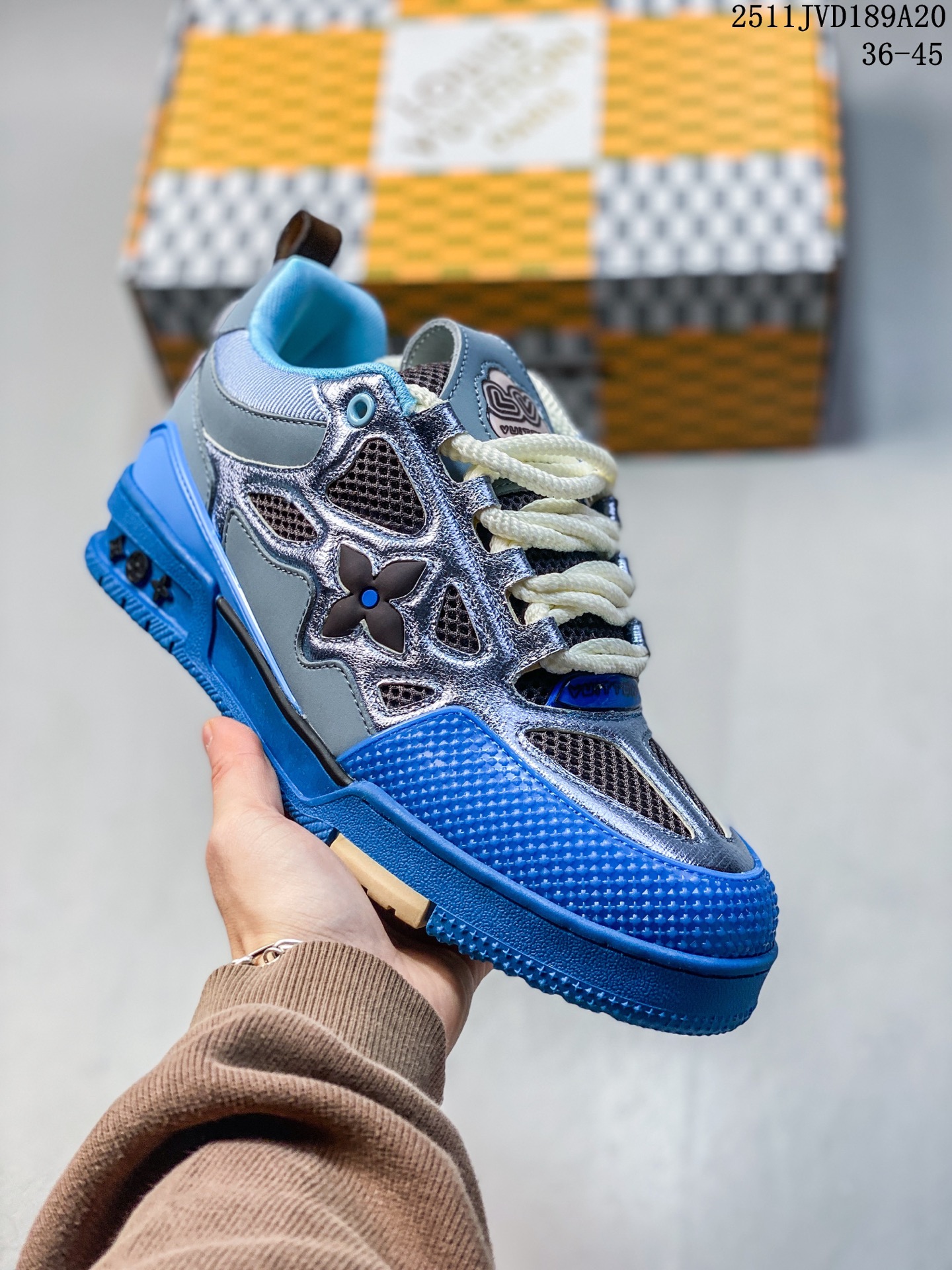 💰190
Louis Vuitton/路易威登 原装一致TPR光泽组合鞋底,耐弯折滴塑支持片,鞋垫嵌入超软脚感乳胶材质❗驴的篮球鞋,Virgil Abloh亲自操刀设计❗全新LV路易威登Louis vuitton Trainer Sneaker Low"Transparent"休闲运动文化百搭篮球板鞋
类型:男女鞋
码数:36 37 38 39 40 41 42 43 44 45
编码:1120270.SS
11JVD189A20