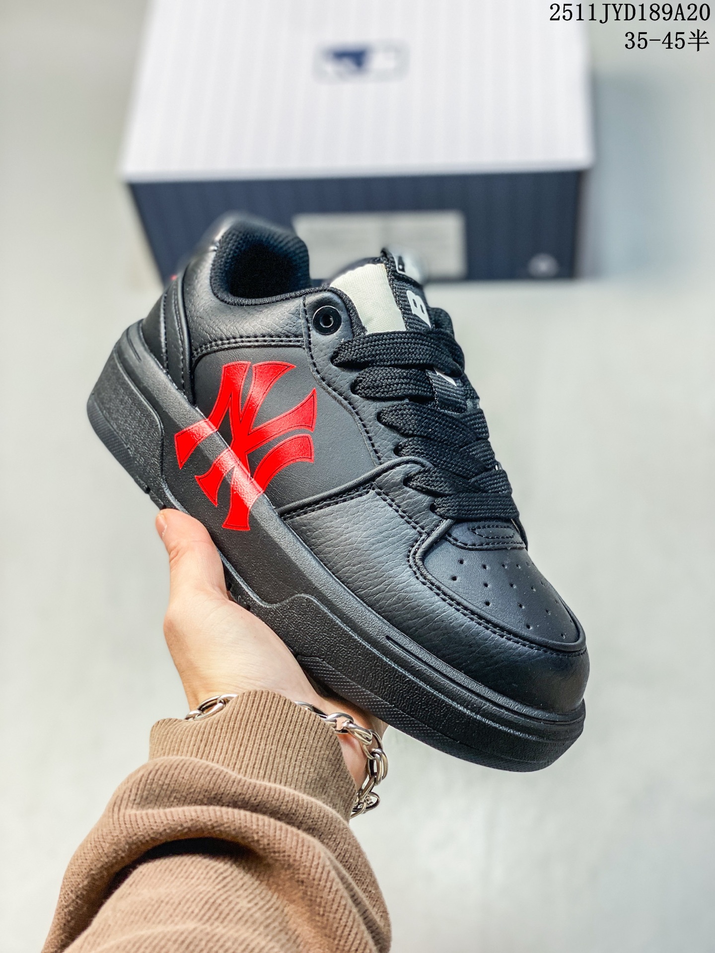 💰170
MLB/韩国F&F旗下运动品牌  男女鞋真标半码制 升级原楦原纸版数据开发版型，采用同源一致(正确色卡校准!!)厚实粒面牛剖革组合厚实纤维革鞋面材质，高密度5cm厘米外增高轻质发泡中底组合耐磨橡胶外底片❗️学院穿搭爆款,Korea韩国限定!联乘美国榄球洋基队New York Yankees x MLB Chunky Liner Low 学长鞋系列低帮老爹风轻量增高厚底百搭休闲运动慢跑鞋 3ASXCA12N

类型：男女鞋
码数：35 36 36.5 37.5 38 38.5 39 40 40.5 41 42 42.5 43 44 45
编码：251101365.822
11JYD189A20