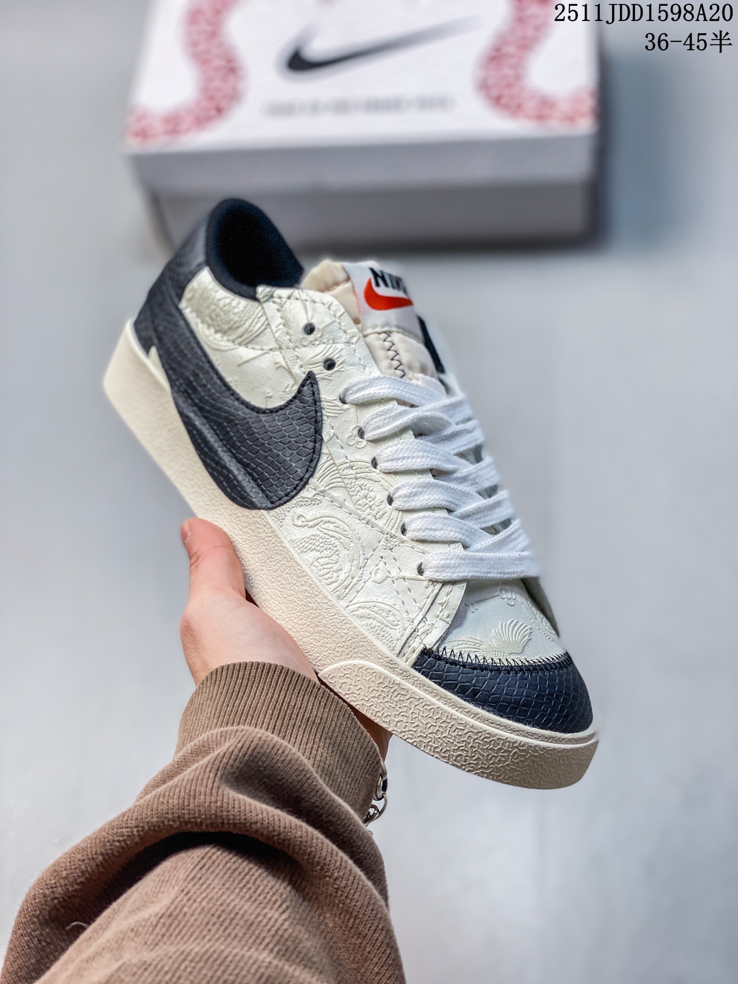 💰120
Nike Blazer Low ‘77 Jumbo 蛇年限定
全新焕新升级经典 Blazer 鞋款，大号 Swoosh 突出新时代更加张扬的潮流感，对经典的又一次改良升级。大号 Swoosh 设计结合宽大鞋带，符合当下潮流意趣，橡胶外底融入凸起人字形底纹增添几分户外感觉
货号:DQ1470-138
尺码:36 36.5 37.5 38 38.5 39 40 40.5 41 42 42.5 43 44 44.5 45
11JDD1598A20