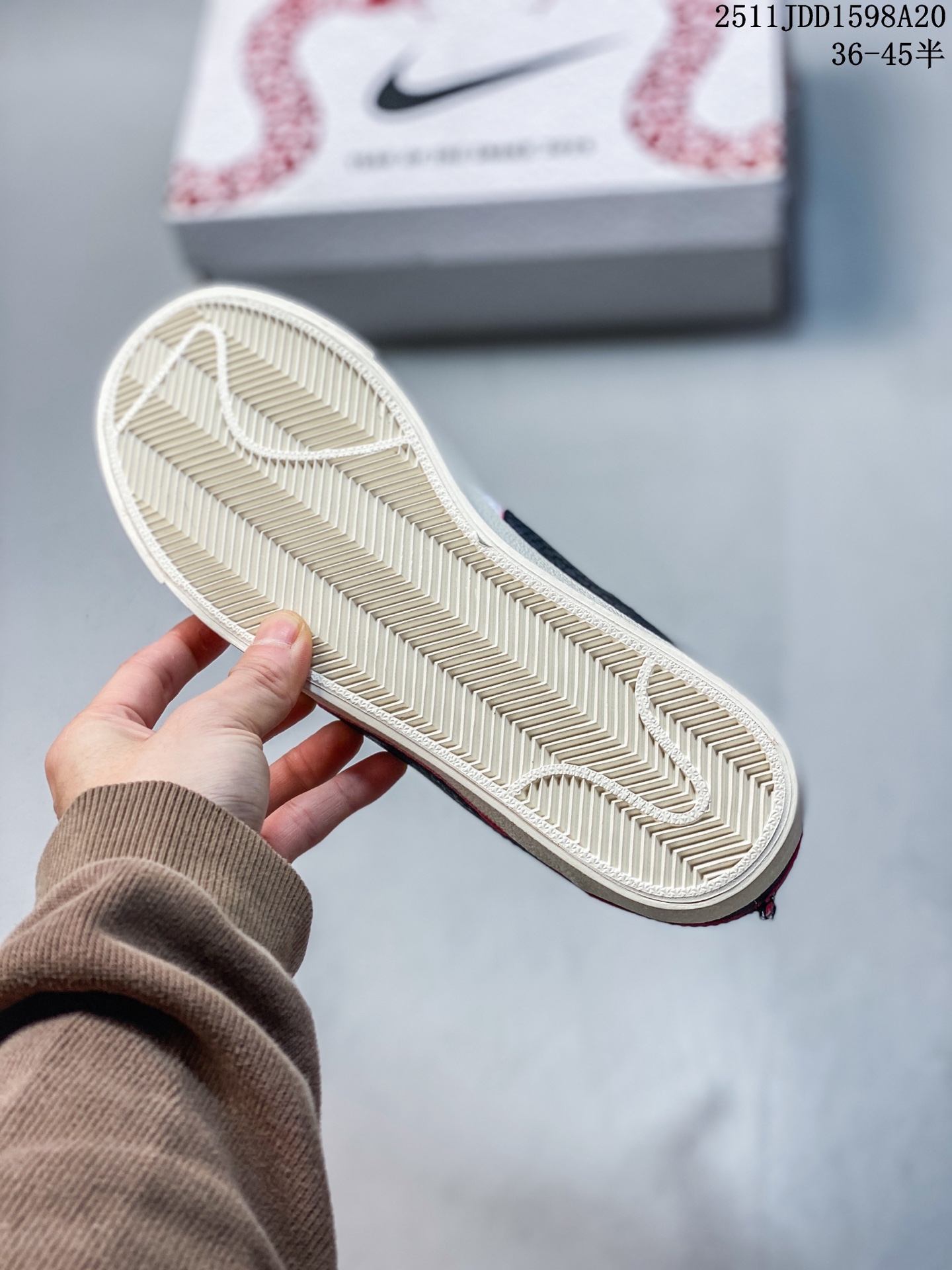 💰120
Nike Blazer Low ‘77 Jumbo 蛇年限定
全新焕新升级经典 Blazer 鞋款,大号 Swoosh 突出新时代更加张扬的潮流感,对经典的又一次改良升级。大号 Swoosh 设计结合宽大鞋带,符合当下潮流意趣,橡胶外底融入凸起人字形底纹增添几分户外感觉
货号:DQ1470-138
尺码:36 36.5 37.5 38 38.5 39 40 40.5 41 42 42.5 43 44 44.5 45
11JDD1598A20