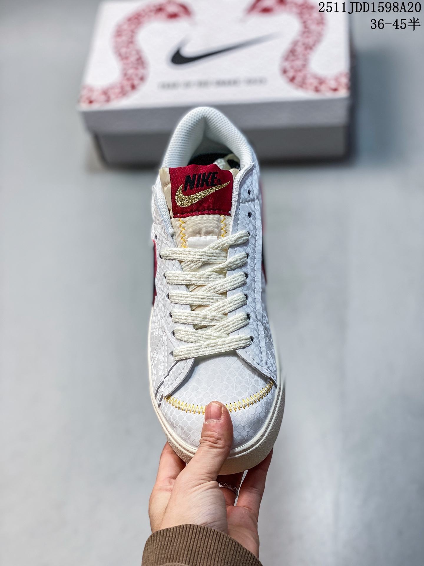 💰120
Nike Blazer Low ‘77 Jumbo 蛇年限定
全新焕新升级经典 Blazer 鞋款,大号 Swoosh 突出新时代更加张扬的潮流感,对经典的又一次改良升级。大号 Swoosh 设计结合宽大鞋带,符合当下潮流意趣,橡胶外底融入凸起人字形底纹增添几分户外感觉
货号:DQ1470-138
尺码:36 36.5 37.5 38 38.5 39 40 40.5 41 42 42.5 43 44 44.5 45
11JDD1598A20