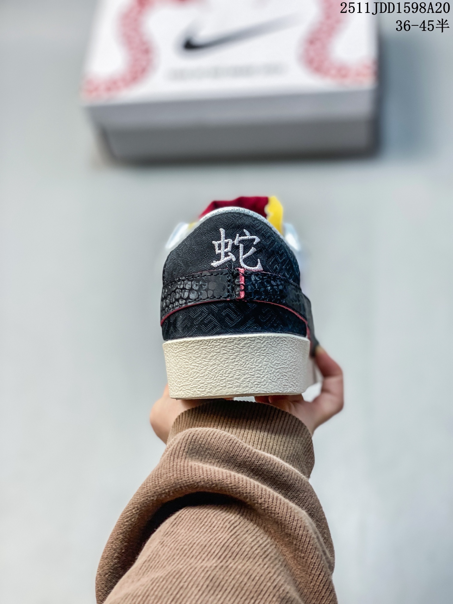 💰120
Nike Blazer Low ‘77 Jumbo 蛇年限定
全新焕新升级经典 Blazer 鞋款,大号 Swoosh 突出新时代更加张扬的潮流感,对经典的又一次改良升级。大号 Swoosh 设计结合宽大鞋带,符合当下潮流意趣,橡胶外底融入凸起人字形底纹增添几分户外感觉
货号:DQ1470-138
尺码:36 36.5 37.5 38 38.5 39 40 40.5 41 42 42.5 43 44 44.5 45
11JDD1598A20