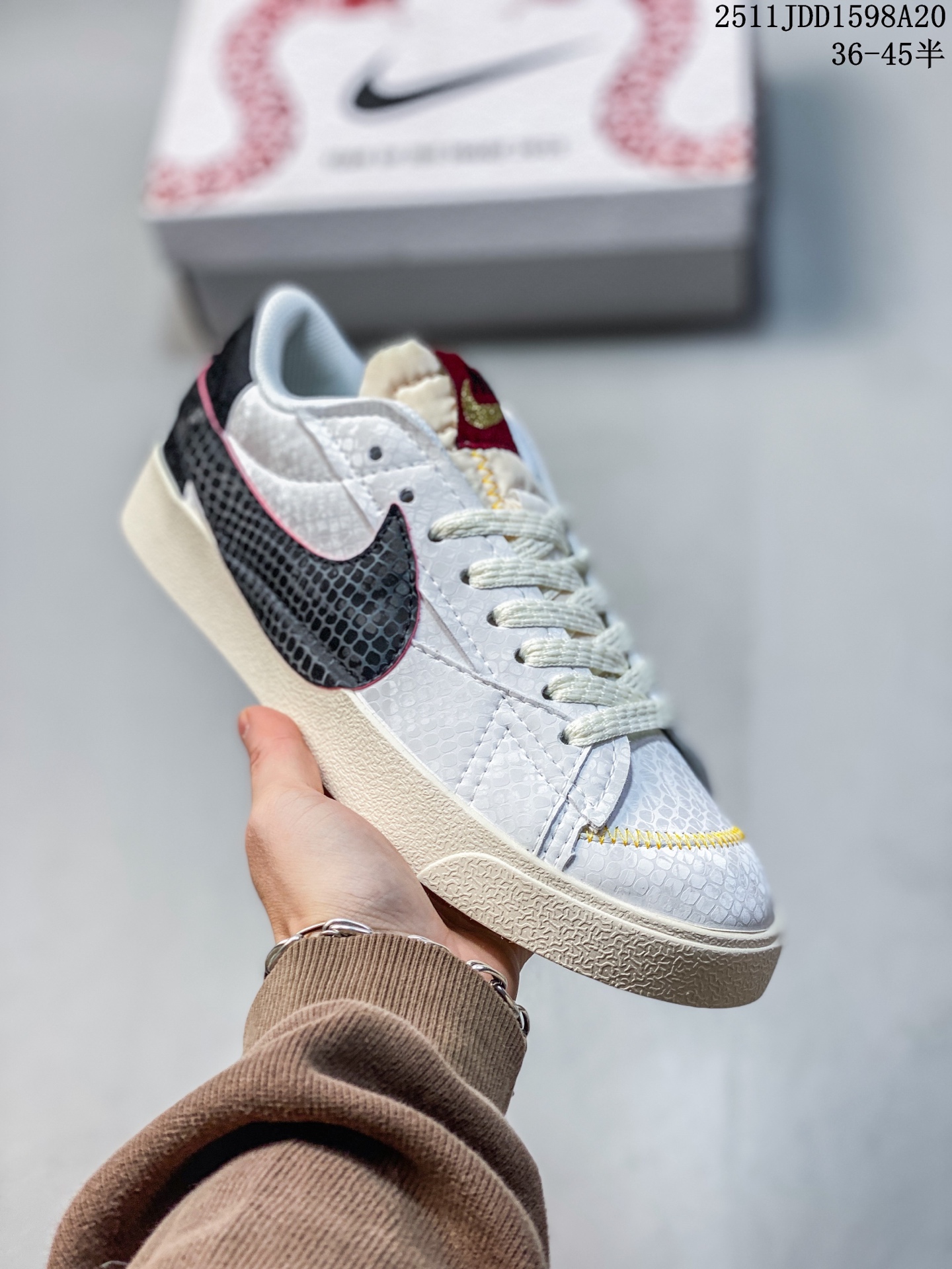 💰120
Nike Blazer Low ‘77 Jumbo 蛇年限定
全新焕新升级经典 Blazer 鞋款，大号 Swoosh 突出新时代更加张扬的潮流感，对经典的又一次改良升级。大号 Swoosh 设计结合宽大鞋带，符合当下潮流意趣，橡胶外底融入凸起人字形底纹增添几分户外感觉
货号:DQ1470-138
尺码:36 36.5 37.5 38 38.5 39 40 40.5 41 42 42.5 43 44 44.5 45
11JDD1598A20