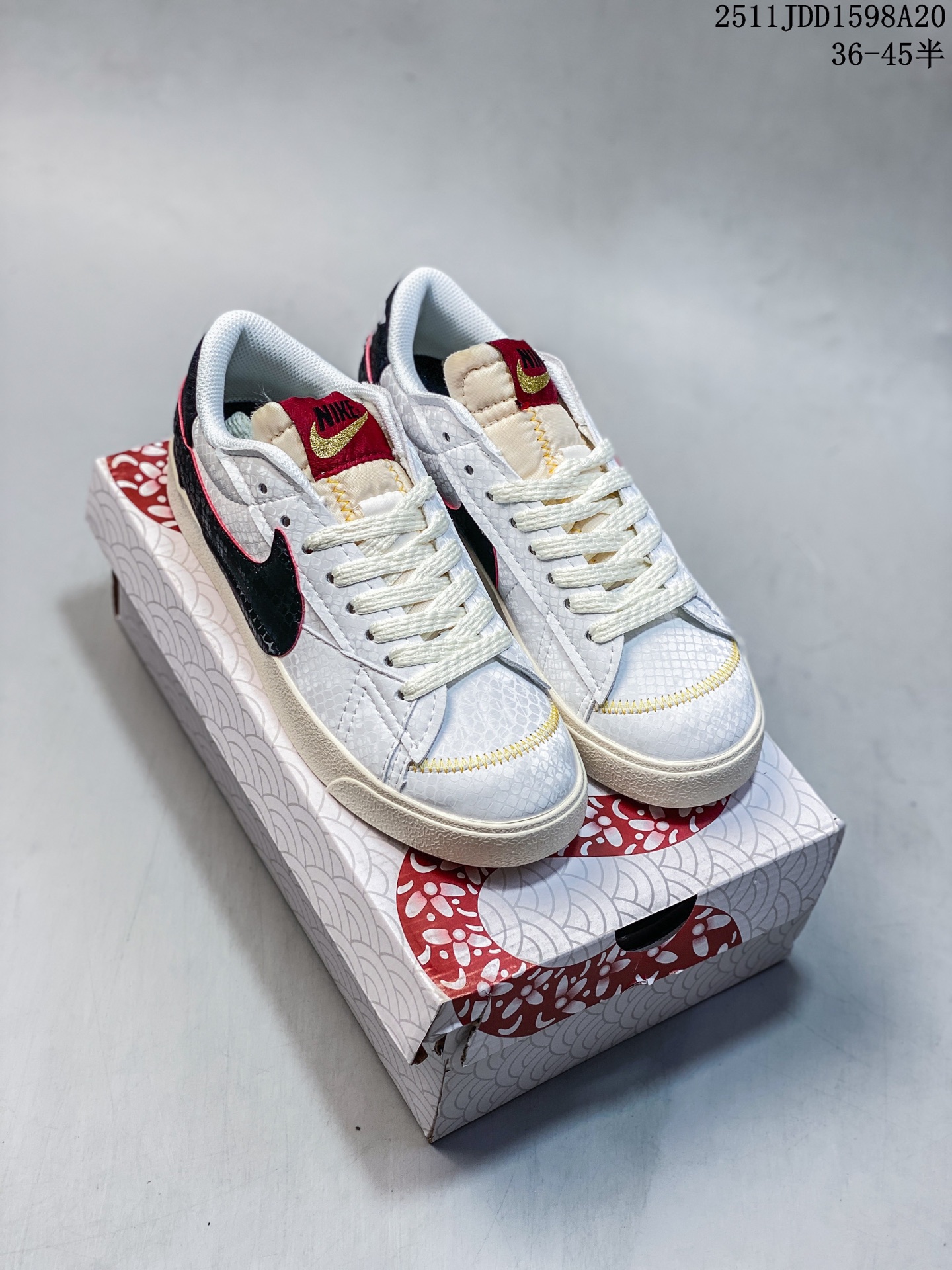 💰120
Nike Blazer Low ‘77 Jumbo 蛇年限定
全新焕新升级经典 Blazer 鞋款,大号 Swoosh 突出新时代更加张扬的潮流感,对经典的又一次改良升级。大号 Swoosh 设计结合宽大鞋带,符合当下潮流意趣,橡胶外底融入凸起人字形底纹增添几分户外感觉
货号:DQ1470-138
尺码:36 36.5 37.5 38 38.5 39 40 40.5 41 42 42.5 43 44 44.5 45
11JDD1598A20