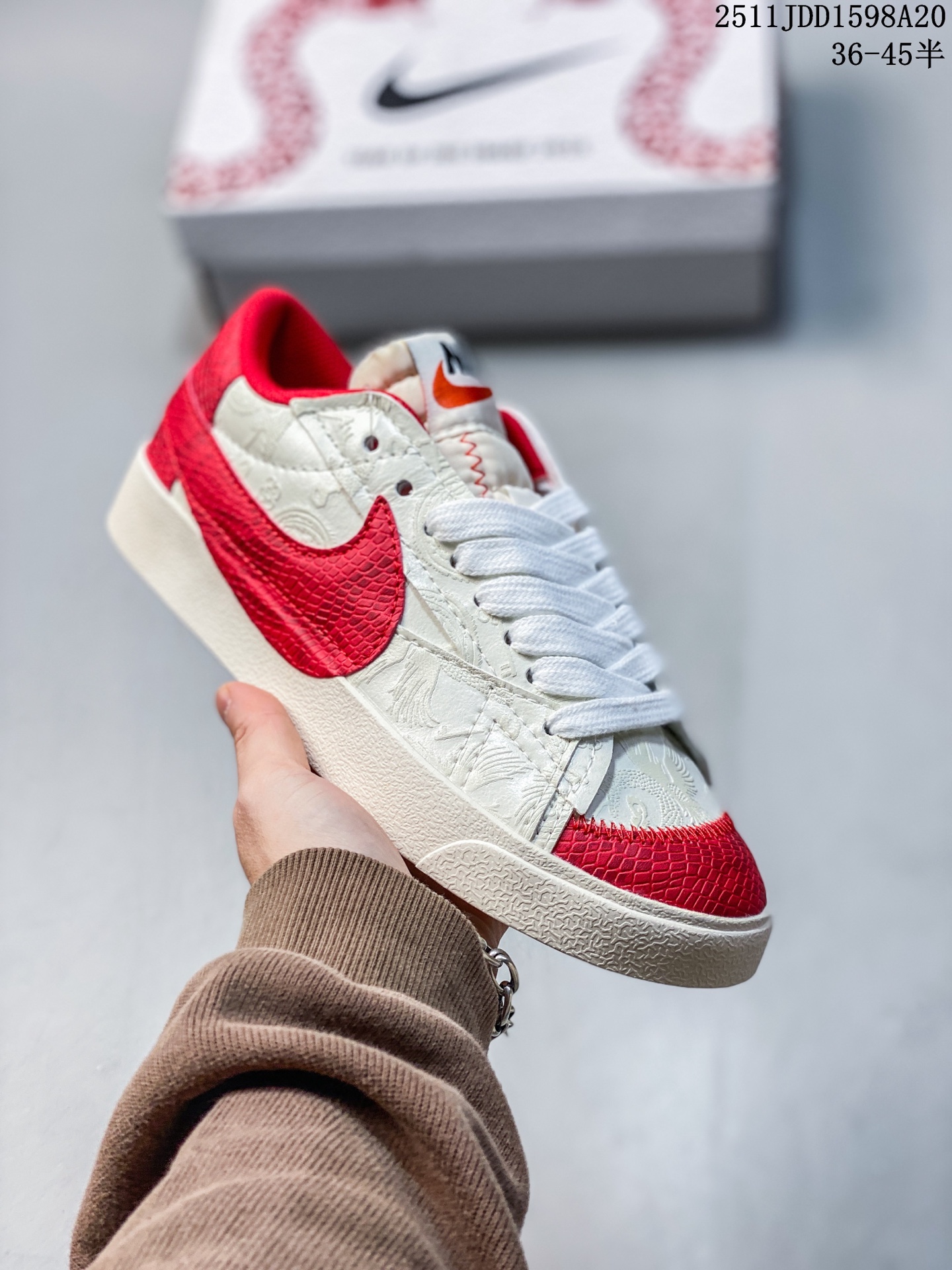 💰120
Nike Blazer Low ‘77 Jumbo 蛇年限定
全新焕新升级经典 Blazer 鞋款，大号 Swoosh 突出新时代更加张扬的潮流感，对经典的又一次改良升级。大号 Swoosh 设计结合宽大鞋带，符合当下潮流意趣，橡胶外底融入凸起人字形底纹增添几分户外感觉
货号:DQ1470-138
尺码:36 36.5 37.5 38 38.5 39 40 40.5 41 42 42.5 43 44 44.5 45
11JDD1598A20