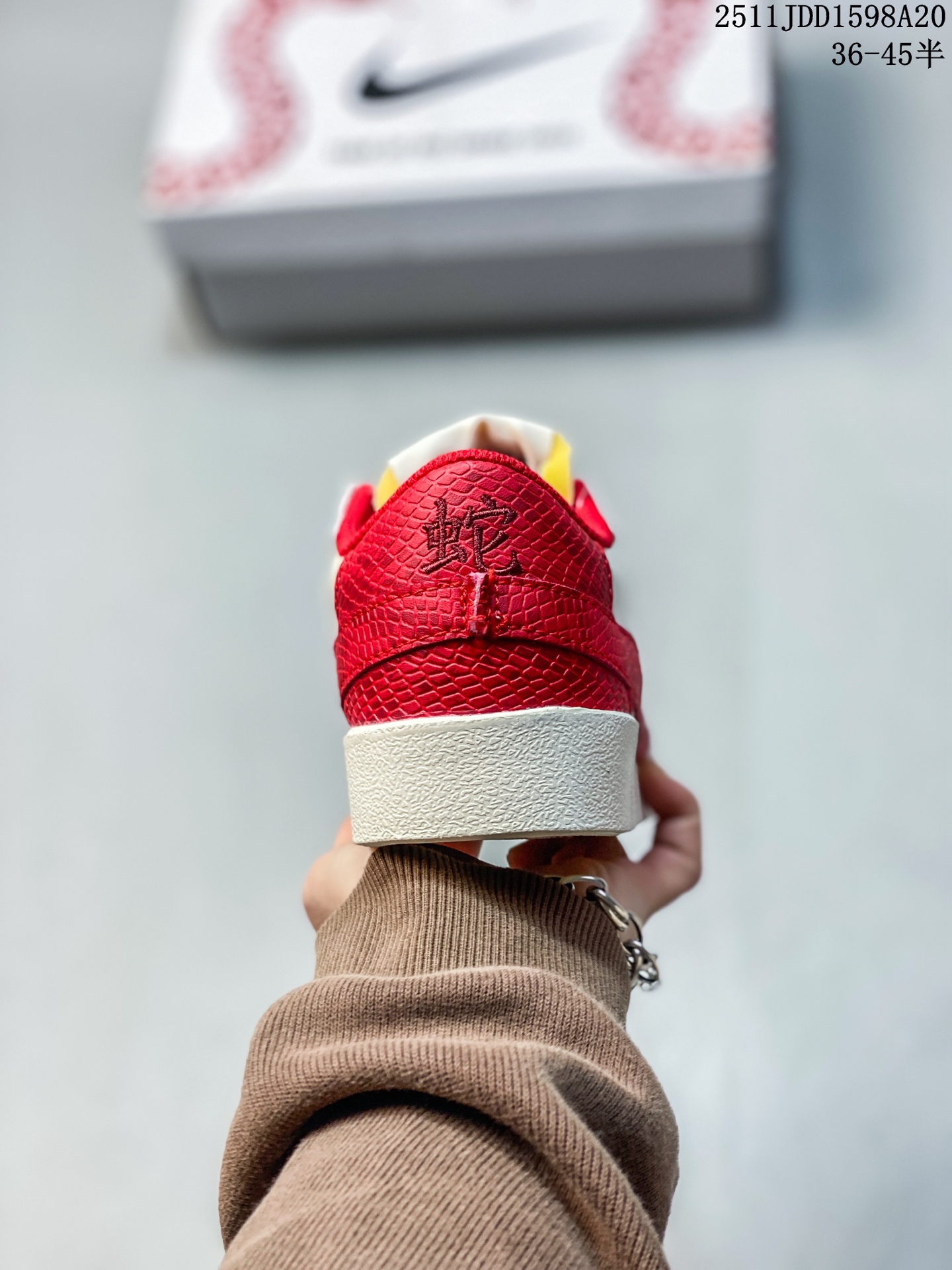 💰120
Nike Blazer Low ‘77 Jumbo 蛇年限定
全新焕新升级经典 Blazer 鞋款,大号 Swoosh 突出新时代更加张扬的潮流感,对经典的又一次改良升级。大号 Swoosh 设计结合宽大鞋带,符合当下潮流意趣,橡胶外底融入凸起人字形底纹增添几分户外感觉
货号:DQ1470-138
尺码:36 36.5 37.5 38 38.5 39 40 40.5 41 42 42.5 43 44 44.5 45
11JDD1598A20