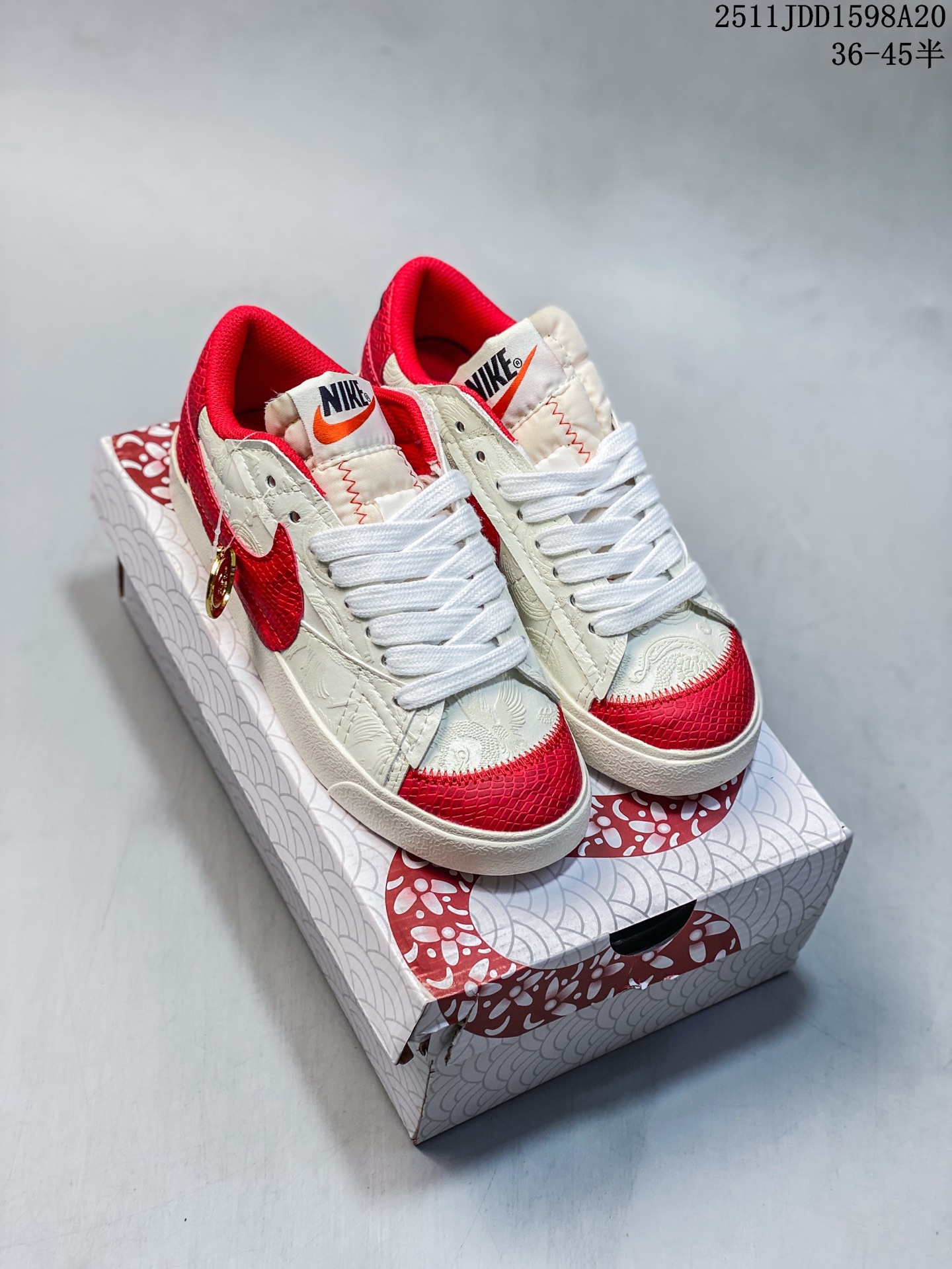 💰120
Nike Blazer Low ‘77 Jumbo 蛇年限定
全新焕新升级经典 Blazer 鞋款,大号 Swoosh 突出新时代更加张扬的潮流感,对经典的又一次改良升级。大号 Swoosh 设计结合宽大鞋带,符合当下潮流意趣,橡胶外底融入凸起人字形底纹增添几分户外感觉
货号:DQ1470-138
尺码:36 36.5 37.5 38 38.5 39 40 40.5 41 42 42.5 43 44 44.5 45
11JDD1598A20