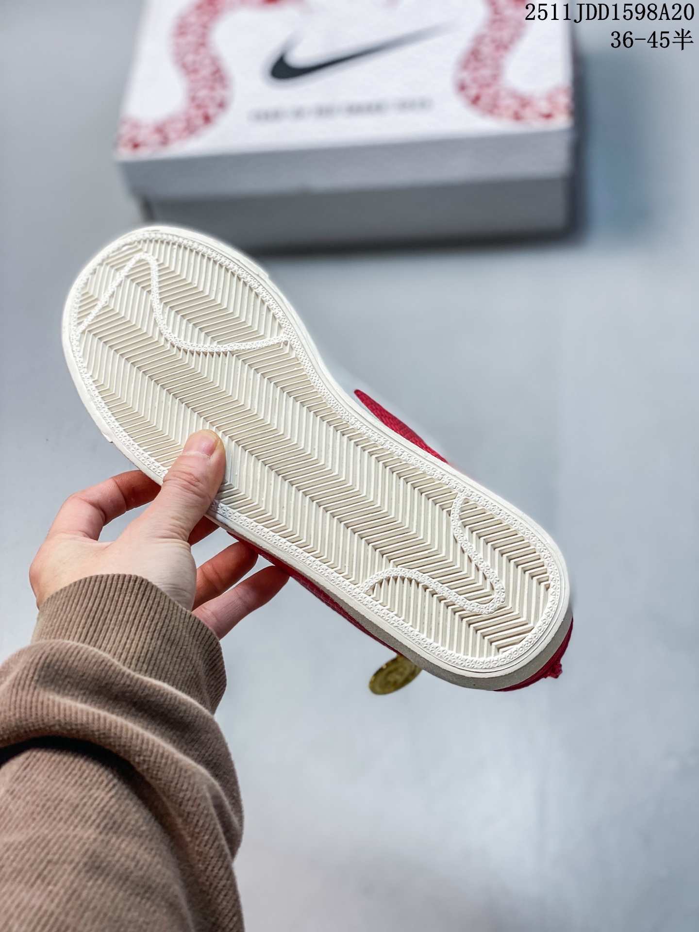 💰120
Nike Blazer Low ‘77 Jumbo 蛇年限定
全新焕新升级经典 Blazer 鞋款,大号 Swoosh 突出新时代更加张扬的潮流感,对经典的又一次改良升级。大号 Swoosh 设计结合宽大鞋带,符合当下潮流意趣,橡胶外底融入凸起人字形底纹增添几分户外感觉
货号:DQ1470-138
尺码:36 36.5 37.5 38 38.5 39 40 40.5 41 42 42.5 43 44 44.5 45
11JDD1598A20