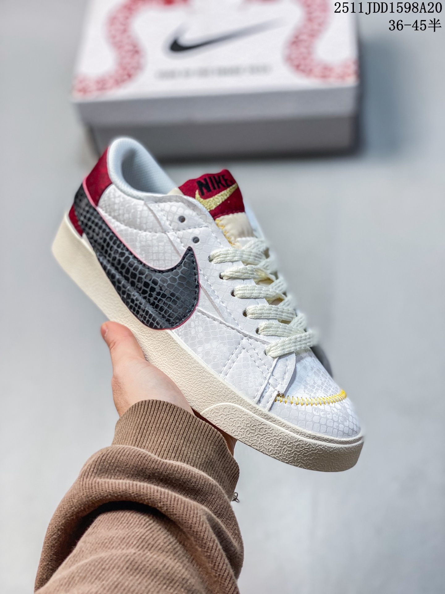 💰120
Nike Blazer Low ‘77 Jumbo 蛇年限定
全新焕新升级经典 Blazer 鞋款，大号 Swoosh 突出新时代更加张扬的潮流感，对经典的又一次改良升级。大号 Swoosh 设计结合宽大鞋带，符合当下潮流意趣，橡胶外底融入凸起人字形底纹增添几分户外感觉
货号:DQ1470-138
尺码:36 36.5 37.5 38 38.5 39 40 40.5 41 42 42.5 43 44 44.5 45
11JDD1598A20