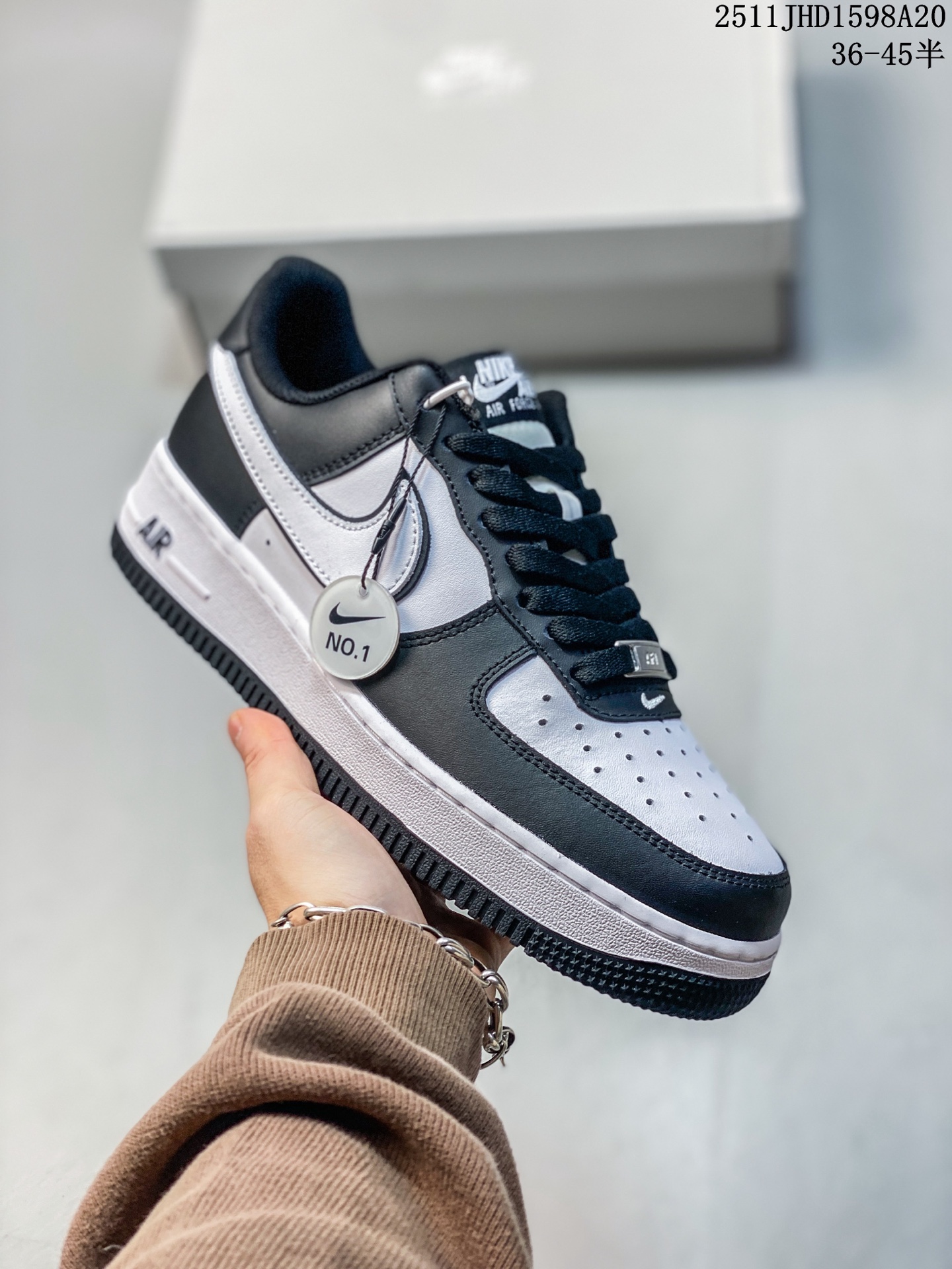 💰150
独家实拍✨ No.1版本（遥遥领先👍🏻） 
纯原级别 Nike Air Force 1 Low ——“灰白蓝” 货号：FB1839-111
原厂冲刀皮料切割干净 无任何毛边 清洁度细节完美 做工细节全方位比对原鞋。
原楦原纸板 打造纯正空军 专注外贸渠道 全掌内置蜂窝气垫 原盒配件 原厂中底钢印、拉帮完美！
全套原楦原模倾力打造完美版型！
无解鞋型 原盒原配 超高清洁度 全鞋零毛边皮料切割！
[强]一码配一扣
[强]裂皮 断底一月换新
[强]终身质保
我们承诺/保证：所有No.1版本AF1全是官方原鞋开发-全方位比对原鞋！
[强]复刻官方原厂模具-倾力打造完美版型！！
[强]全掌内置蜂窝气垫-材质用料绝不偷工减料！
[强]全配色更换新一代最新版-鱼鳞纹大底！＋可荧光邦迪车缝线！
SIZE：35 36 36.5 37.5 38 38.5 39 40 40.5 41 42 42.5 43 44 44.5 45
11JHD1598A20