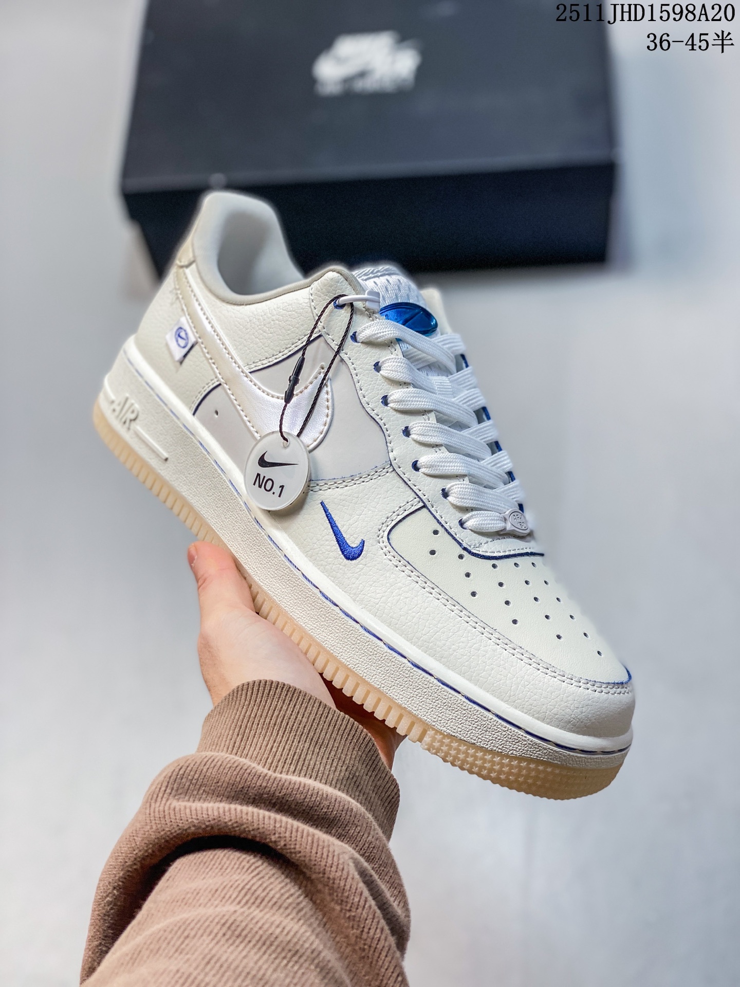 💰150
独家实拍✨ No.1版本（遥遥领先👍🏻） 
纯原级别 Nike Air Force 1 Low ——“灰白蓝” 货号：FB1839-111
原厂冲刀皮料切割干净 无任何毛边 清洁度细节完美 做工细节全方位比对原鞋。
原楦原纸板 打造纯正空军 专注外贸渠道 全掌内置蜂窝气垫 原盒配件 原厂中底钢印、拉帮完美！
全套原楦原模倾力打造完美版型！
无解鞋型 原盒原配 超高清洁度 全鞋零毛边皮料切割！
[强]一码配一扣
[强]裂皮 断底一月换新
[强]终身质保
我们承诺/保证：所有No.1版本AF1全是官方原鞋开发-全方位比对原鞋！
[强]复刻官方原厂模具-倾力打造完美版型！！
[强]全掌内置蜂窝气垫-材质用料绝不偷工减料！
[强]全配色更换新一代最新版-鱼鳞纹大底！＋可荧光邦迪车缝线！
SIZE：35 36 36.5 37.5 38 38.5 39 40 40.5 41 42 42.5 43 44 44.5 45
11JHD1598A20