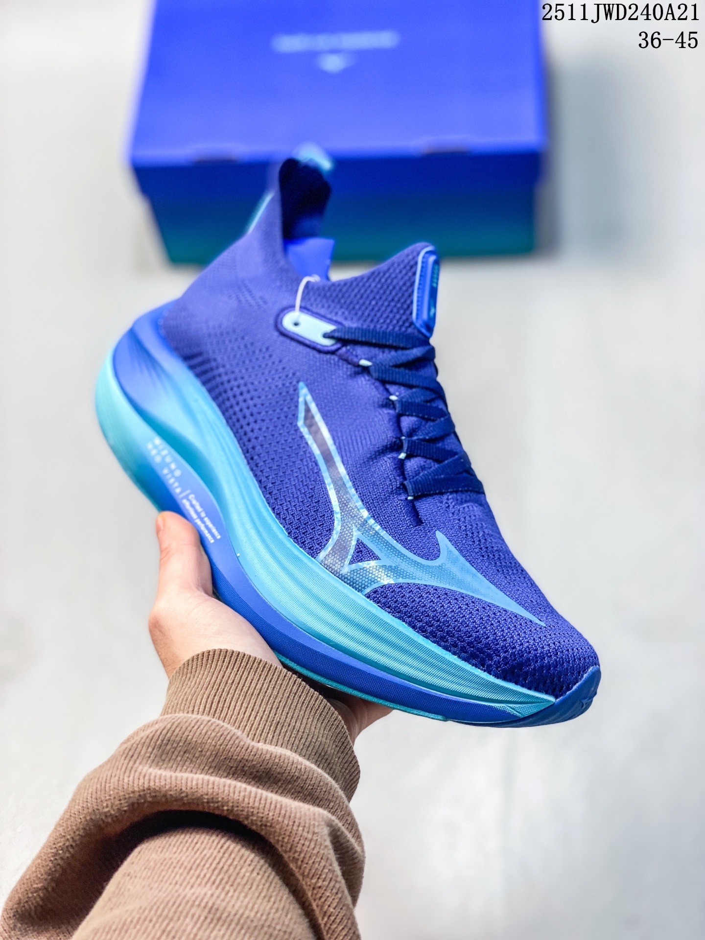 💰180
公司级✅Mizuno 美津浓 NEO VISTA 复古时尚休闲舒适运动跑步鞋 
美津浓WAVE机械缓震 可以说是机械缓震跑鞋科技的翘楚有着非凡的适应性，有着充分而持久的缓震能力和轻量化设计，是一双可以陪伴我们日常训练甚至是半马比赛的跑鞋，无论是“跑步初哥”还是“精英老鸟”，只要不是比较夸张的大体重人群，都可以穿着WAVE RIDER 来跑步。如果你不知道跑步穿什么鞋，不知道给别人推荐什么鞋，那么选“美津浓 ”
11JWD240A21