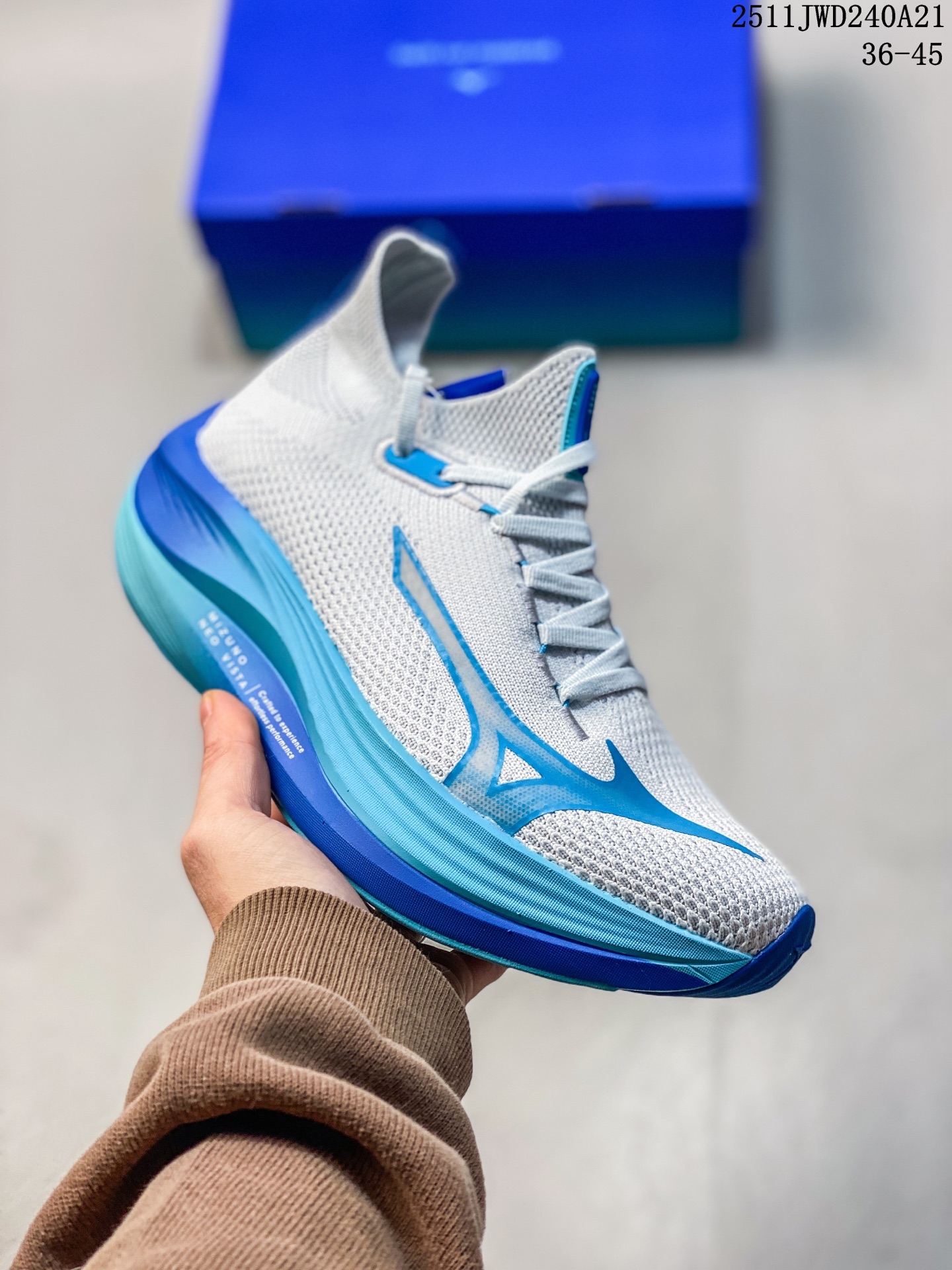 💰180
公司级✅Mizuno 美津浓 NEO VISTA 复古时尚休闲舒适运动跑步鞋 
美津浓WAVE机械缓震 可以说是机械缓震跑鞋科技的翘楚有着非凡的适应性，有着充分而持久的缓震能力和轻量化设计，是一双可以陪伴我们日常训练甚至是半马比赛的跑鞋，无论是“跑步初哥”还是“精英老鸟”，只要不是比较夸张的大体重人群，都可以穿着WAVE RIDER 来跑步。如果你不知道跑步穿什么鞋，不知道给别人推荐什么鞋，那么选“美津浓 ”
11JWD240A21