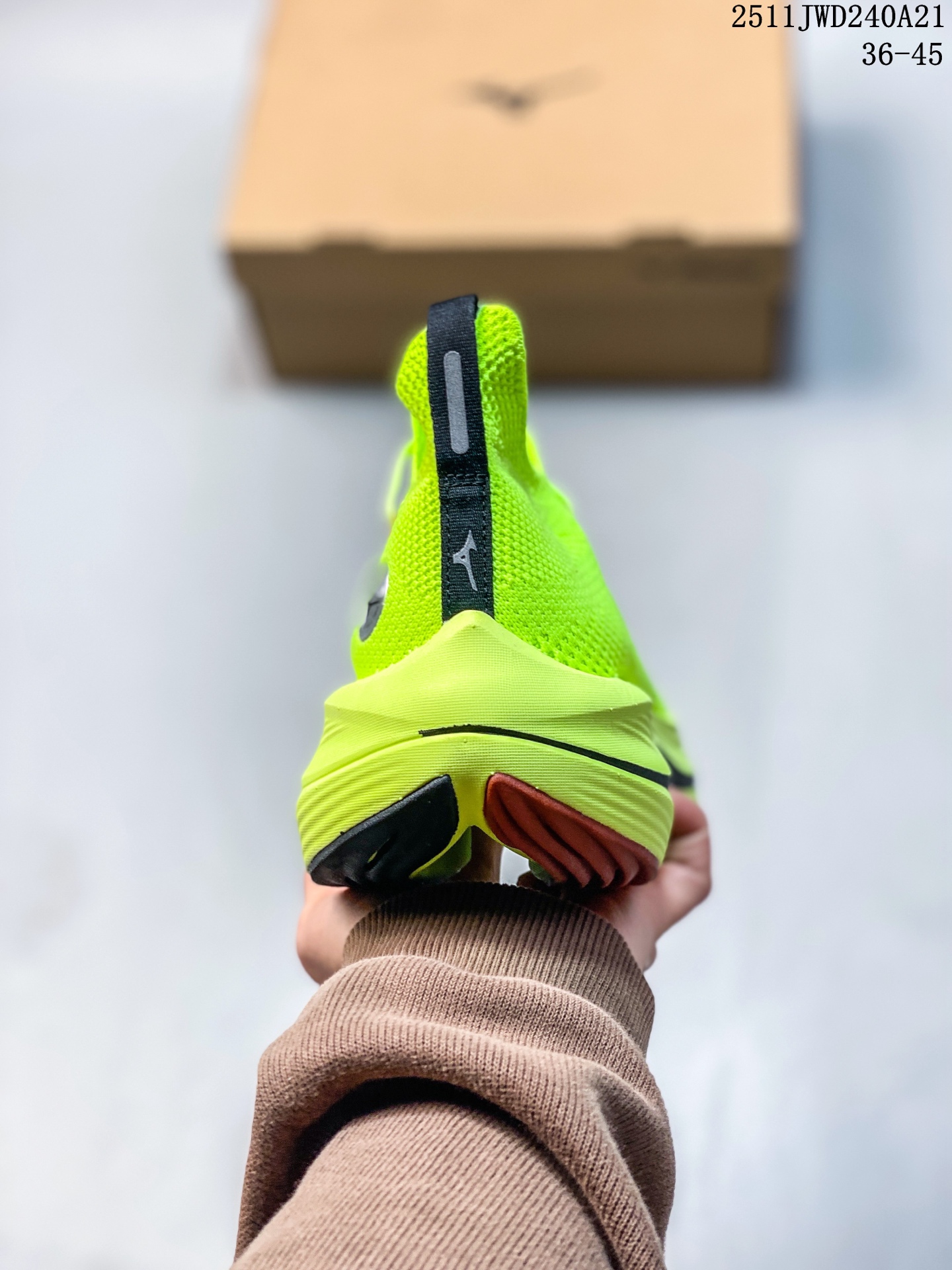 💰160
公司级✅Mizuno 美津浓 NEO VISTA 复古时尚休闲舒适运动跑步鞋
美津浓WAVE机械缓震 可以说是机械缓震跑鞋科技的翘楚有着非凡的适应性,有着充分而持久的缓震能力和轻量化设计,是一双可以陪伴我们日常训练甚至是半马比赛的跑鞋,无论是“跑步初哥”还是“精英老鸟”,只要不是比较夸张的大体重人群,都可以穿着WAVE RIDER 来跑步。如果你不知道跑步穿什么鞋,不知道给别人推荐什么鞋,那么选“美津浓 ”
11JWD240A21