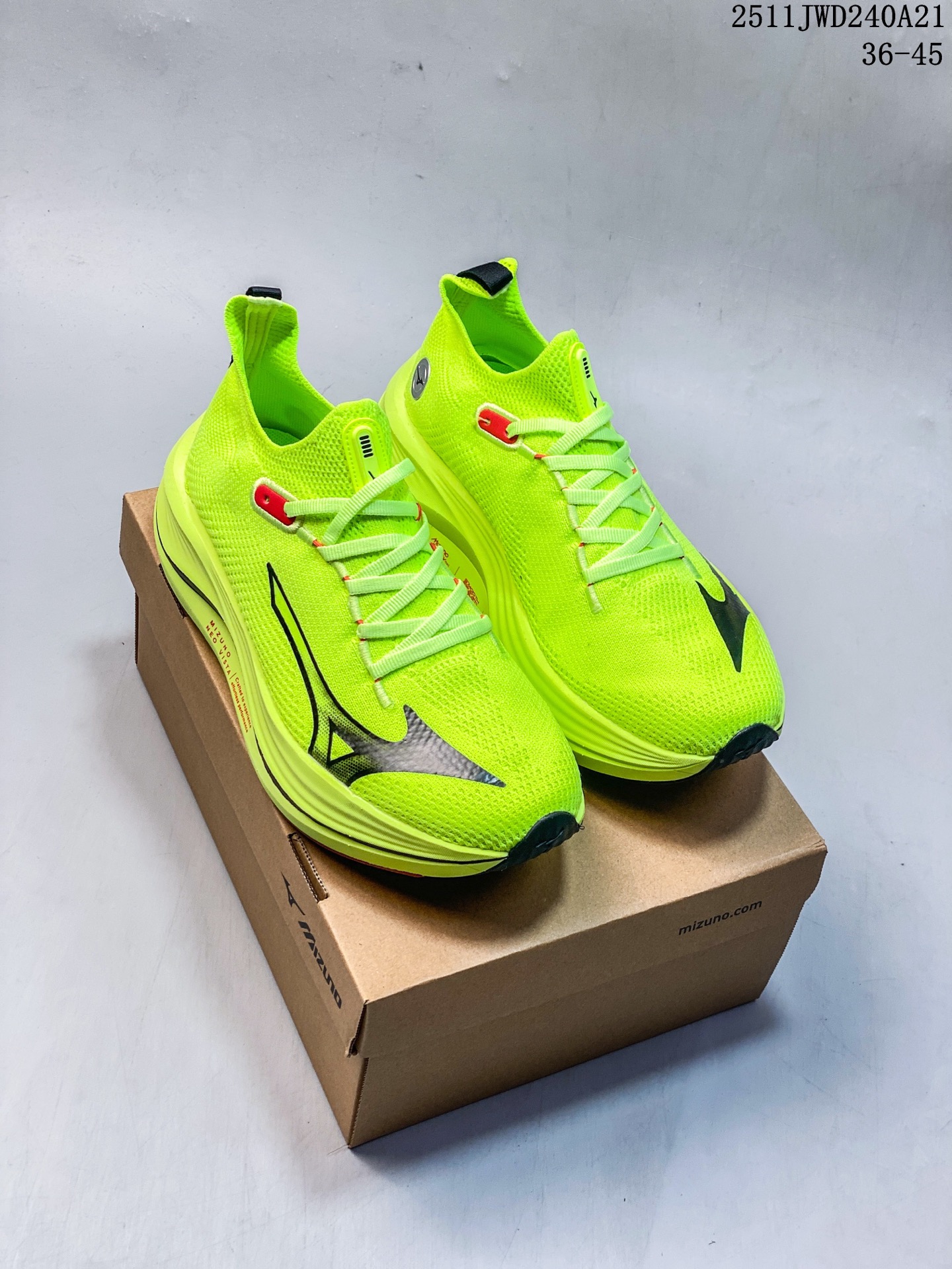 💰160
公司级✅Mizuno 美津浓 NEO VISTA 复古时尚休闲舒适运动跑步鞋
美津浓WAVE机械缓震 可以说是机械缓震跑鞋科技的翘楚有着非凡的适应性,有着充分而持久的缓震能力和轻量化设计,是一双可以陪伴我们日常训练甚至是半马比赛的跑鞋,无论是“跑步初哥”还是“精英老鸟”,只要不是比较夸张的大体重人群,都可以穿着WAVE RIDER 来跑步。如果你不知道跑步穿什么鞋,不知道给别人推荐什么鞋,那么选“美津浓 ”
11JWD240A21