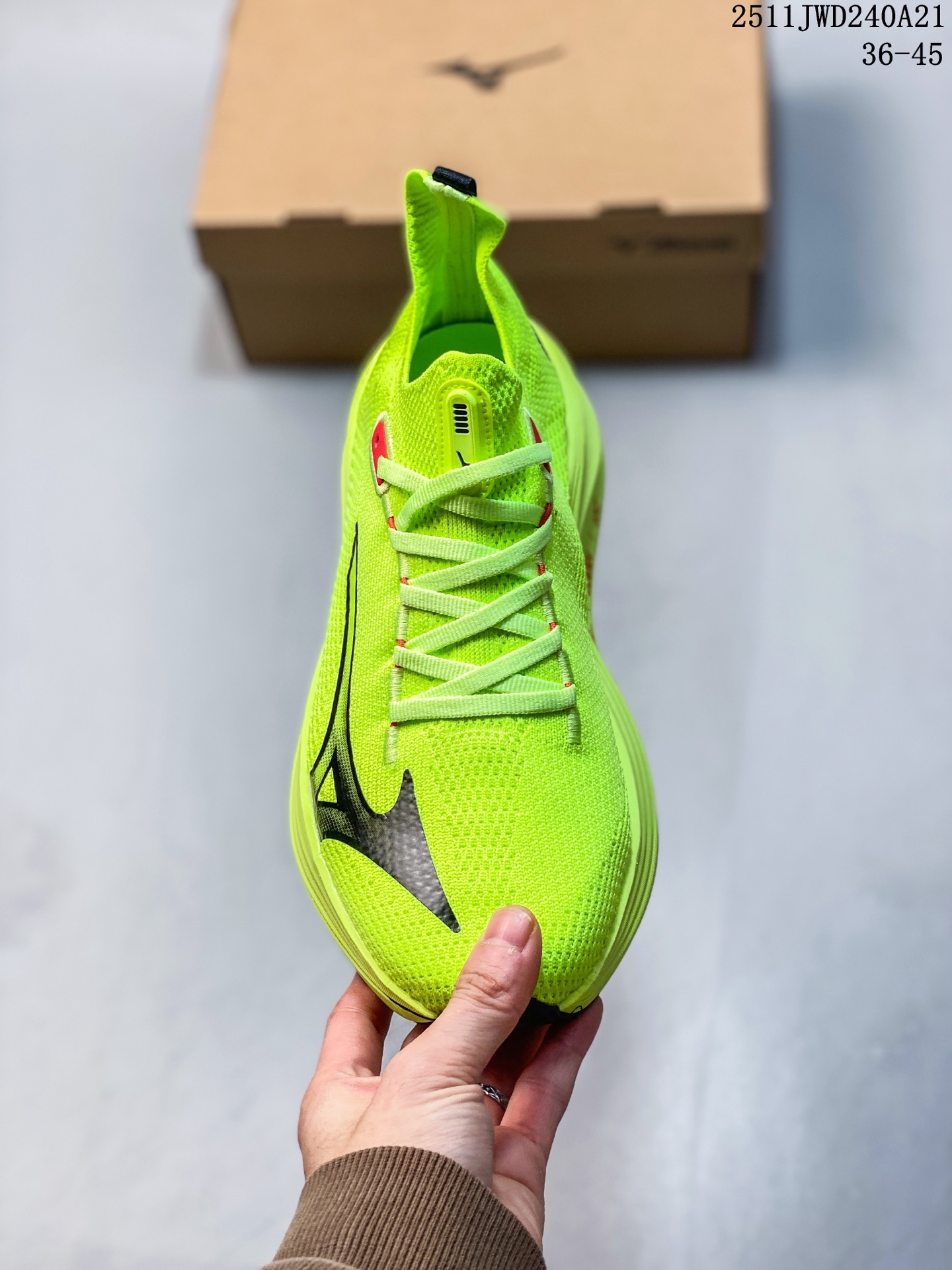 💰160
公司级✅Mizuno 美津浓 NEO VISTA 复古时尚休闲舒适运动跑步鞋
美津浓WAVE机械缓震 可以说是机械缓震跑鞋科技的翘楚有着非凡的适应性,有着充分而持久的缓震能力和轻量化设计,是一双可以陪伴我们日常训练甚至是半马比赛的跑鞋,无论是“跑步初哥”还是“精英老鸟”,只要不是比较夸张的大体重人群,都可以穿着WAVE RIDER 来跑步。如果你不知道跑步穿什么鞋,不知道给别人推荐什么鞋,那么选“美津浓 ”
11JWD240A21