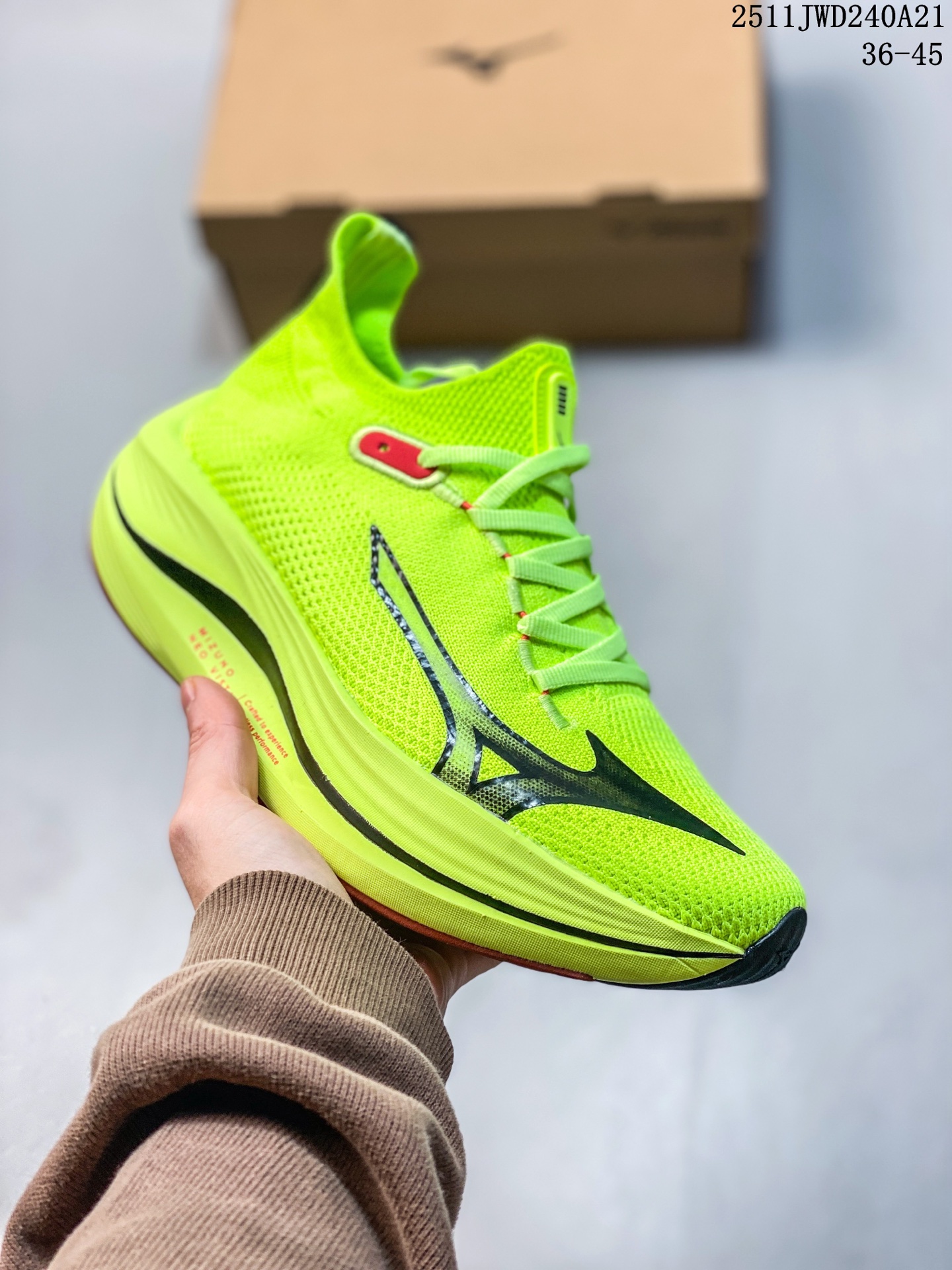 💰180
公司级✅Mizuno 美津浓 NEO VISTA 复古时尚休闲舒适运动跑步鞋 
美津浓WAVE机械缓震 可以说是机械缓震跑鞋科技的翘楚有着非凡的适应性，有着充分而持久的缓震能力和轻量化设计，是一双可以陪伴我们日常训练甚至是半马比赛的跑鞋，无论是“跑步初哥”还是“精英老鸟”，只要不是比较夸张的大体重人群，都可以穿着WAVE RIDER 来跑步。如果你不知道跑步穿什么鞋，不知道给别人推荐什么鞋，那么选“美津浓 ”
11JWD240A21