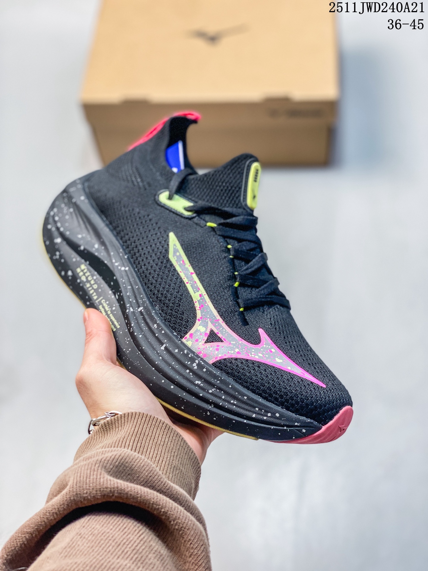 🈴️💰180
公司级✅Mizuno 美津浓 NEO VISTA 复古时尚休闲舒适运动跑步鞋 
美津浓WAVE机械缓震 可以说是机械缓震跑鞋科技的翘楚有着非凡的适应性，有着充分而持久的缓震能力和轻量化设计，是一双可以陪伴我们日常训练甚至是半马比赛的跑鞋，无论是“跑步初哥”还是“精英老鸟”，只要不是比较夸张的大体重人群，都可以穿着WAVE RIDER 来跑步。如果你不知道跑步穿什么鞋，不知道给别人推荐什么鞋，那么选“美津浓 ”
11JWD240A21