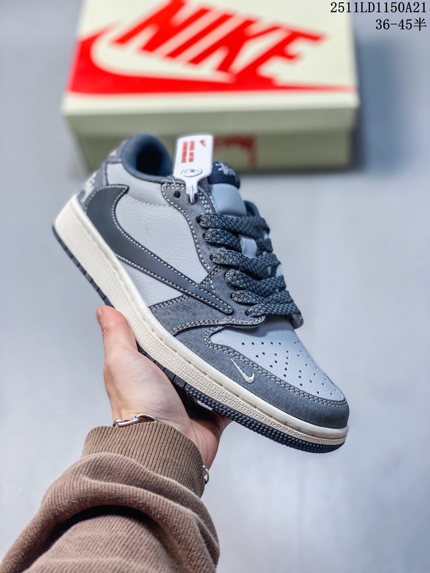 💰100
Travis Scott x Fragment Design x Jordan Air Jordan 1 Low OG SP “斯图西联名——陨石灰” 多方联名合作融合了Travis Scott 独特的音乐风格,藤原浩个性的设计风格以及Jordan品牌的经典元素 使其成为一双具有独特身份和价值的鞋子 清新而立体的外观加上联名标识更突出了其独特身份 这种配色方案显示出活力和时尚感 在视觉上引人注目 鞋身的质感和细腻的细节处理使其显得高端而格调十足 这款“倒钩”联名是设计与创意完美结合 融合多方的个性风格是一款备受瞩目的潮流鞋款 低帮休闲板鞋 定制鞋盒 大厂纯原品质出货 超高清洁度 皮料切割干净无任何毛边 细节完美
货号:SJ2068-120
Size:36 36.5 37.5 38 38.5 39 40 40.5 41 42 42.5 43 44 44.5 45
11LD1150A21