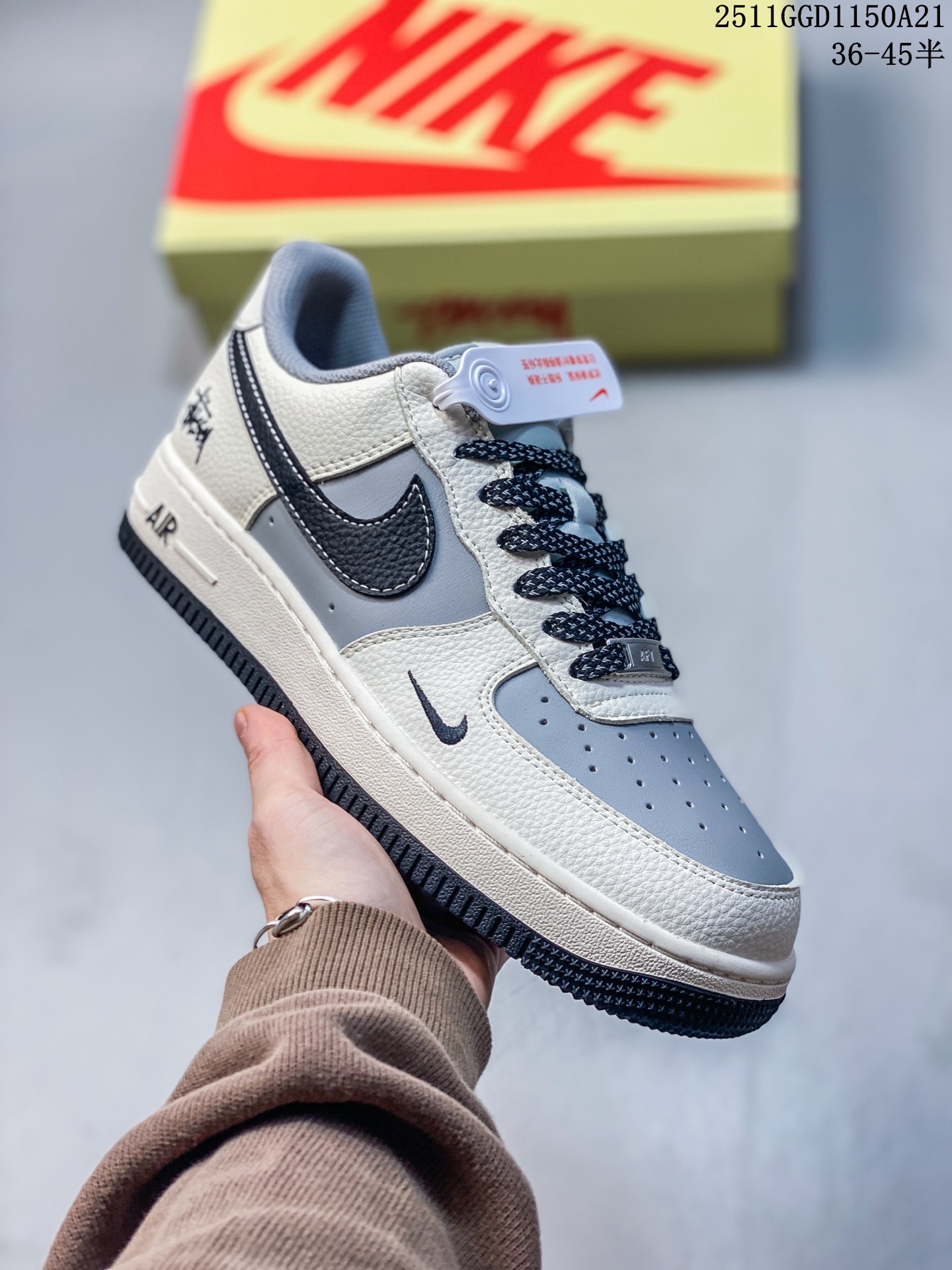 💰240
海外限量发售！公司级NIke Air Force 1 '07 Low “斯图西联名——米黑灰拼接”空军一号 低帮 运动鞋 休闲鞋 折边针车 工艺难度大 原楦头原纸板 原装鞋盒 定制五金配件 内置全掌气垫 原厂鞋底 
货号：JS8028-017
Size：36 36.5 37.5 38 38.5 39 40 40.5 41 42 42.5 43 44 44.5 45
11GGD1150A21