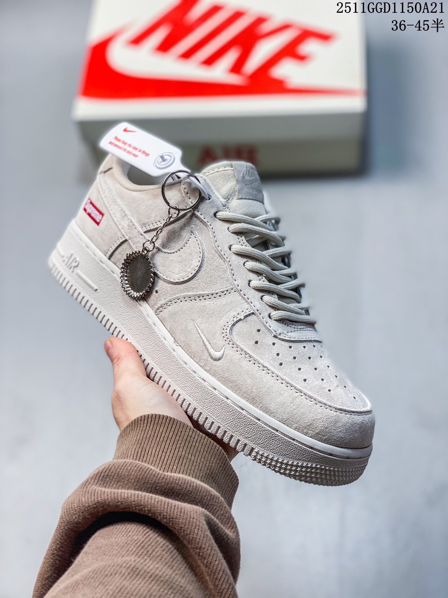 💰240
海外限量发售！公司级NIke Air Force 1 '07 Low “斯图西联名——米黑灰拼接”空军一号 低帮 运动鞋 休闲鞋 折边针车 工艺难度大 原楦头原纸板 原装鞋盒 定制五金配件 内置全掌气垫 原厂鞋底 
货号：JS8028-017
Size：36 36.5 37.5 38 38.5 39 40 40.5 41 42 42.5 43 44 44.5 45
11GGD1150A21