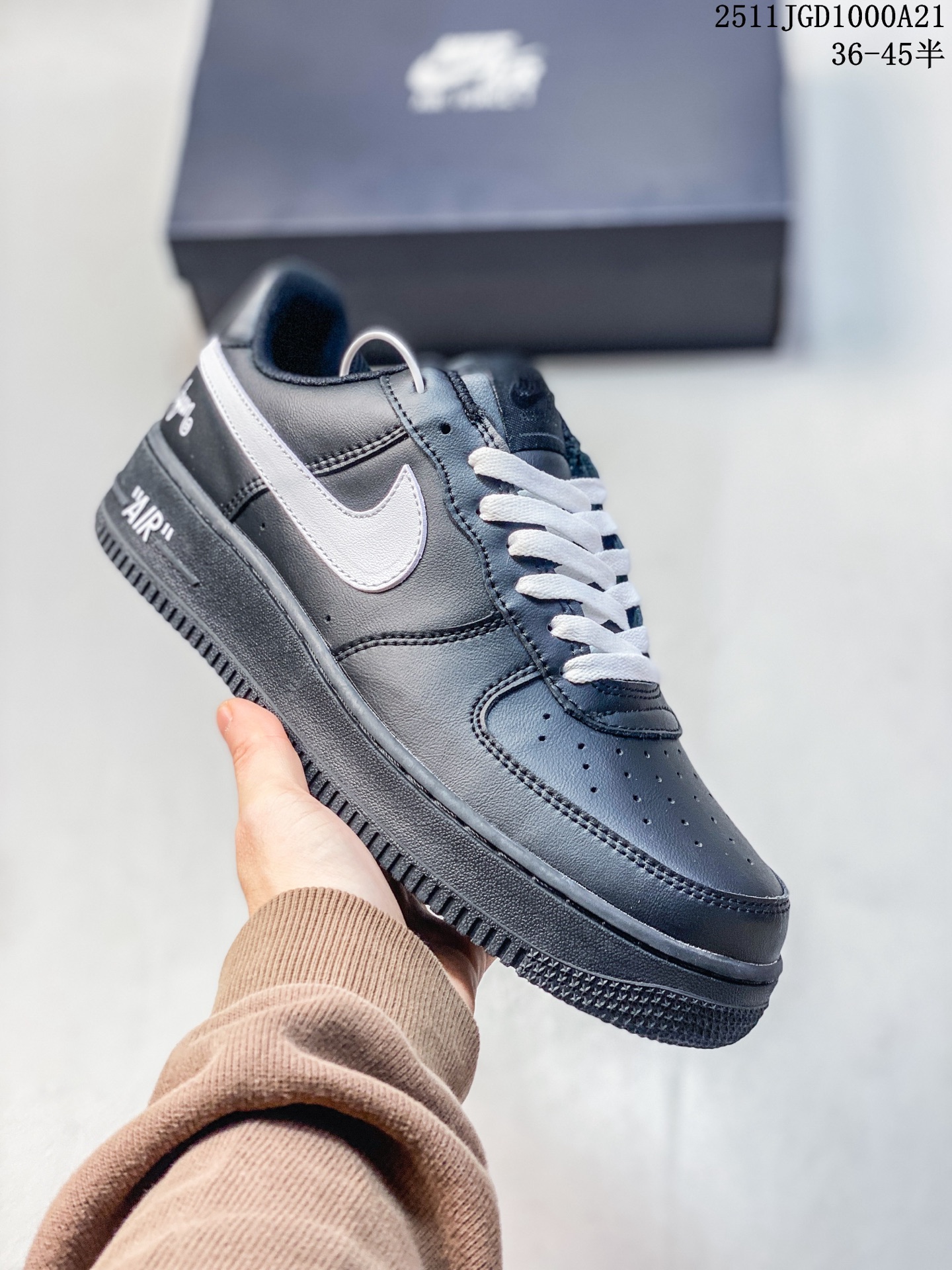 💰140
NIKE 耐克低帮板鞋 空军一号 AF1马卡
龙af1厚底增高百搭运动板鞋 Nike Air
Force 1“Shadow”造型设计上与
Sacai x Nike 系列颇为相似、带有浓厚解构风格,侧身 Swoosh 采用叠加的形式呈现,同时后跟也将标志性“AIR”字样叠加,整体表现极为个性。
11JGD1000A21
