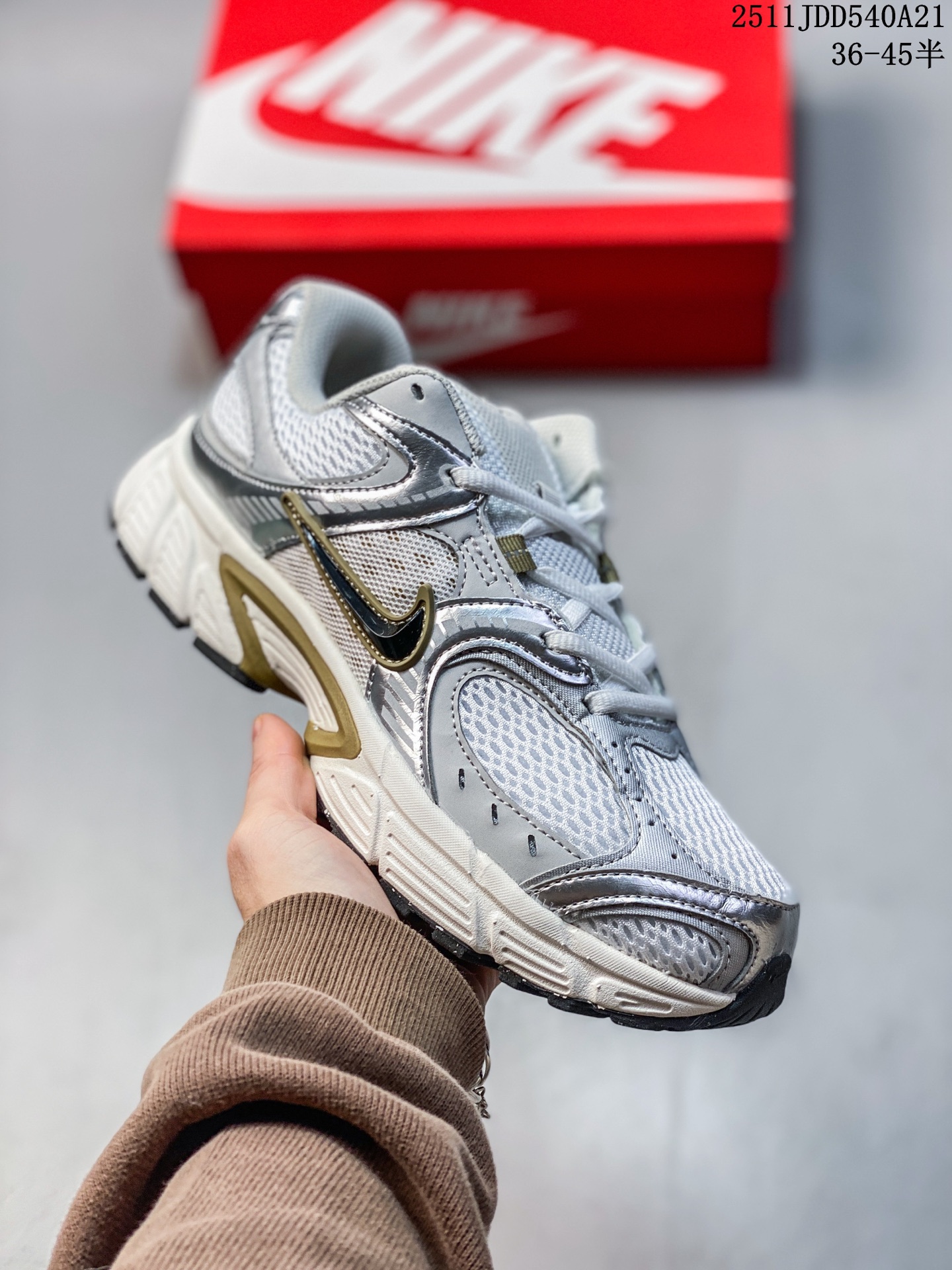 💰120
✅NK V5 RNR 舒适百搭防滑耐磨低帮跑步鞋 舒适有型适合日常穿着 该鞋款延续千禧年经典设计搭载泡绵中底 厚实而轻盈匠心细节巧搭立体耐克勾标志焕新演绎复古跑鞋 鞋款从千禧年美学汲取灵感 混搭多种材质突显层次感立体感和传统跑步风范 Size:36 36.5 37.5 38 38.5 39 40 40.5 41 42 42.5 43 44 44.5 45
11JDD540A21