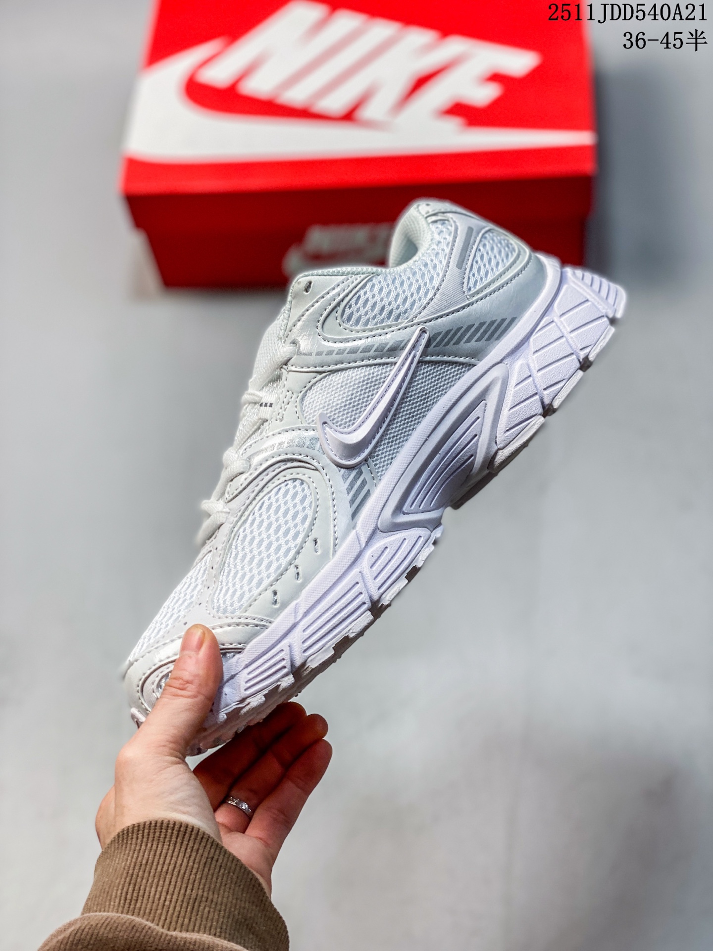 💰100 ✅NK V5 RNR 舒适百搭防滑耐磨低帮跑步鞋 舒适有型适合日常穿着 该鞋款延续千禧年经典设计搭载泡绵中底 厚实而轻盈匠心细节巧搭立体耐克勾标志焕新演绎复古跑鞋 鞋款从千禧年美学汲取灵感 混搭多种材质突显层次感立体感和传统跑步风范 Size:36 36.5 37.5 38 38.5 39 40 40.5 41 42 42.5 43 44 44.5 45 11JDD540A21