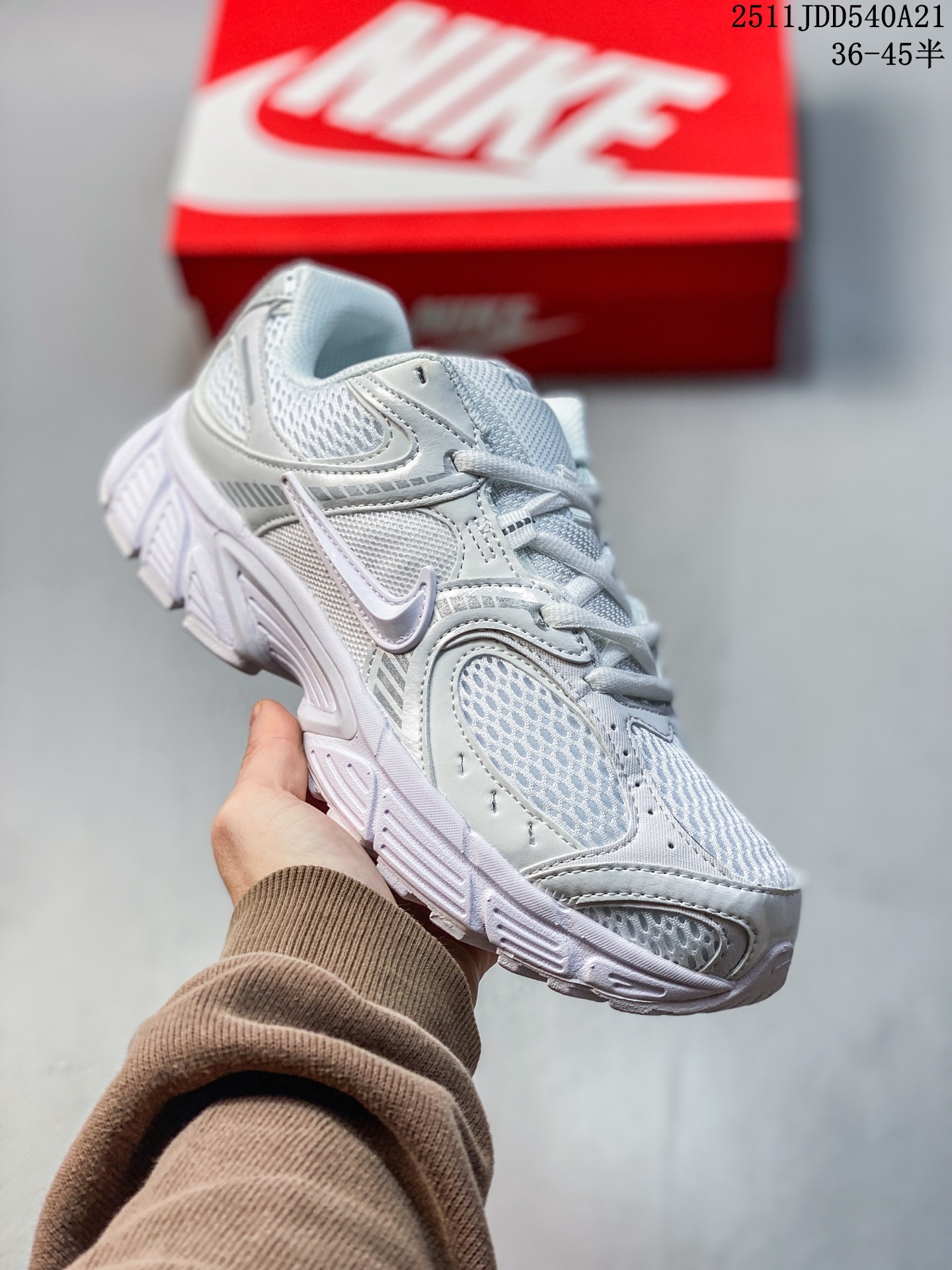 💰120
✅NK V5 RNR 舒适百搭防滑耐磨低帮跑步鞋 舒适有型适合日常穿着 该鞋款延续千禧年经典设计搭载泡绵中底 厚实而轻盈匠心细节巧搭立体耐克勾标志焕新演绎复古跑鞋 鞋款从千禧年美学汲取灵感 混搭多种材质突显层次感立体感和传统跑步风范 Size:36 36.5 37.5 38 38.5 39 40 40.5 41 42 42.5 43 44 44.5 45
11JDD540A21