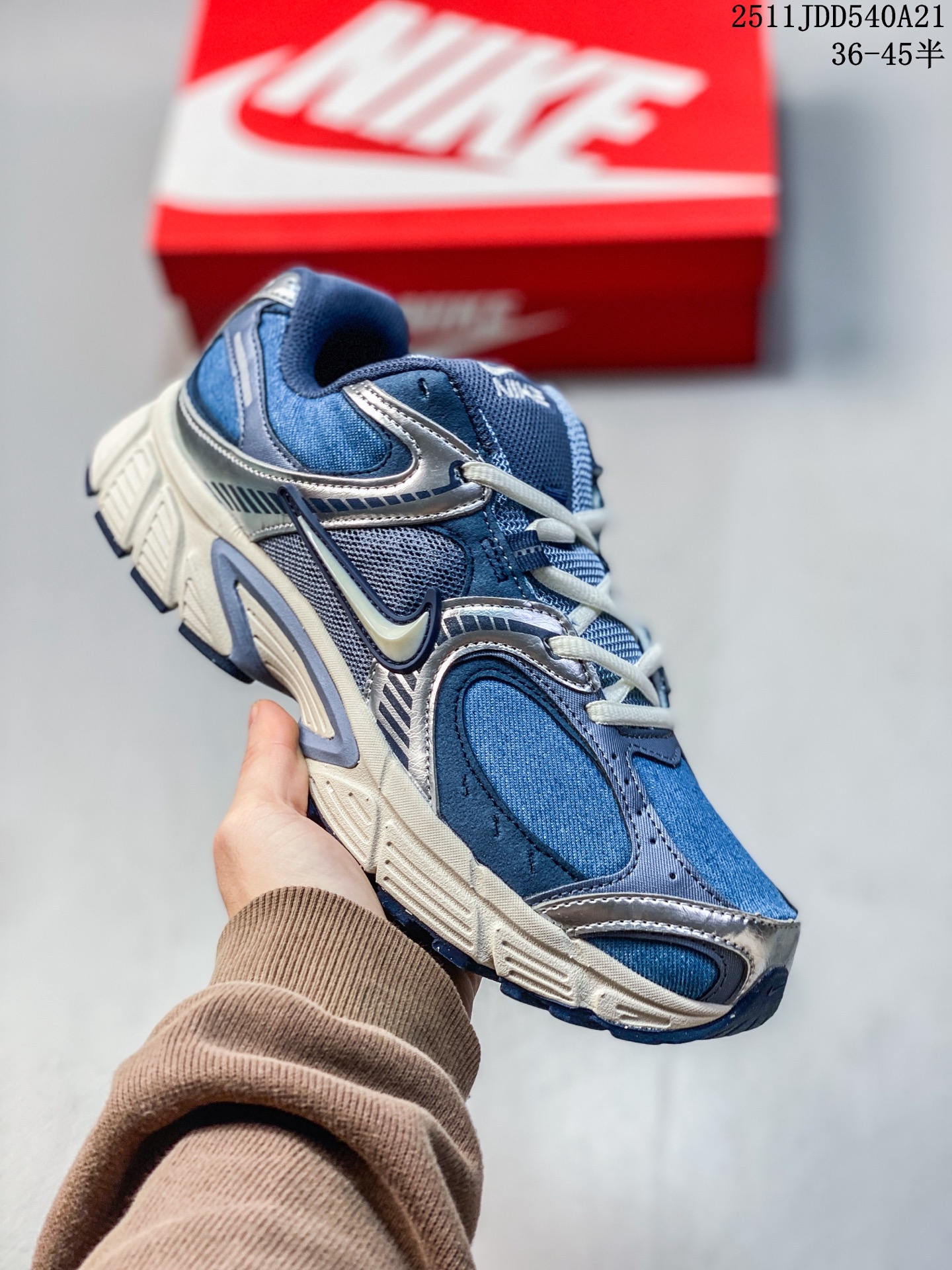 🈴️💰120
✅NK V5 RNR 舒适百搭防滑耐磨低帮跑步鞋 舒适有型适合日常穿着 该鞋款延续千禧年经典设计搭载泡绵中底 厚实而轻盈匠心细节巧搭立体耐克勾标志焕新演绎复古跑鞋 鞋款从千禧年美学汲取灵感 混搭多种材质突显层次感立体感和传统跑步风范 Size:如图
11JDD540A21